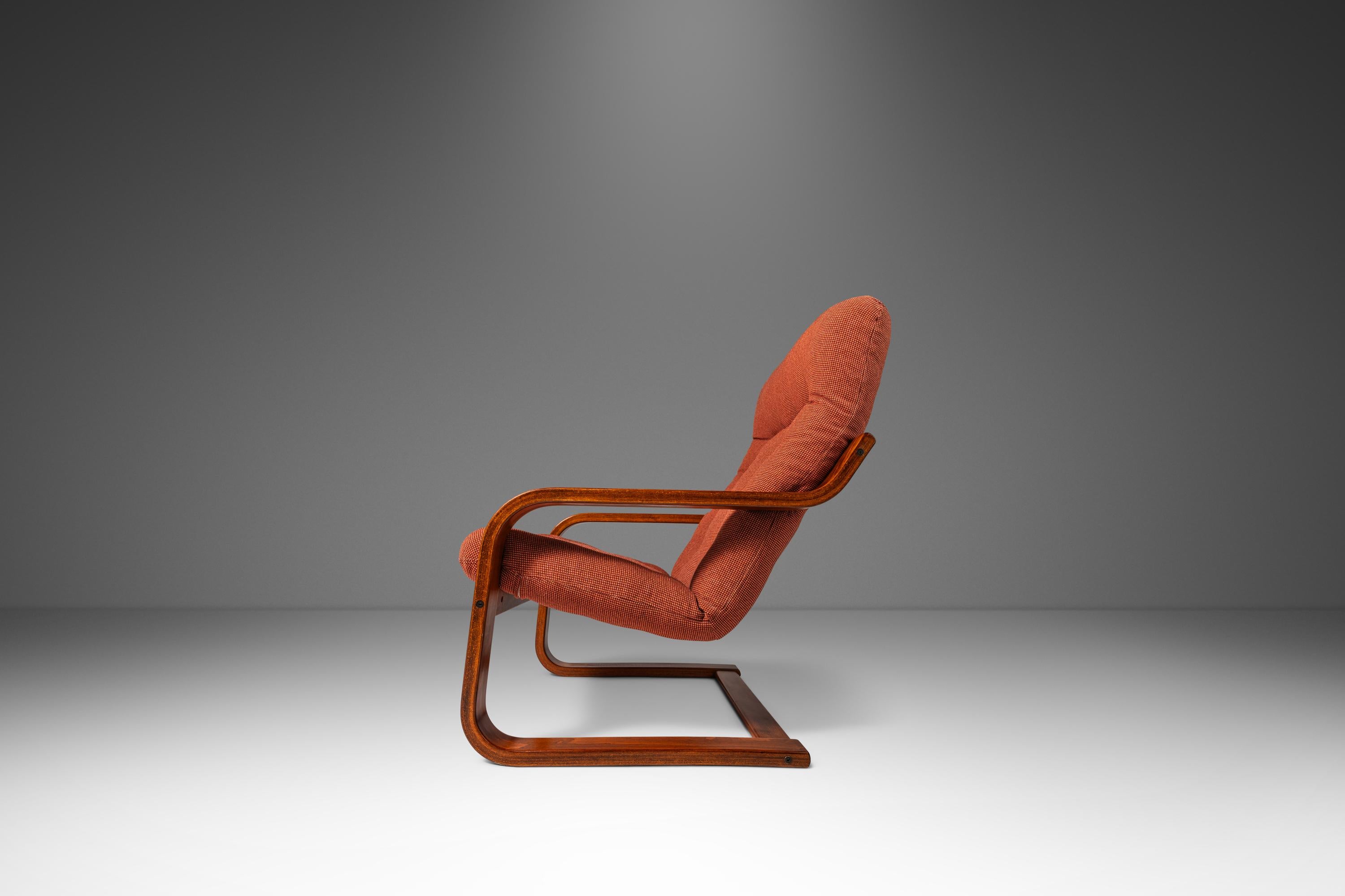 Bentwood Lounge Chair in Beech and Original Fabric by Westnofa, Norway, c. 1970s In Good Condition In Deland, FL