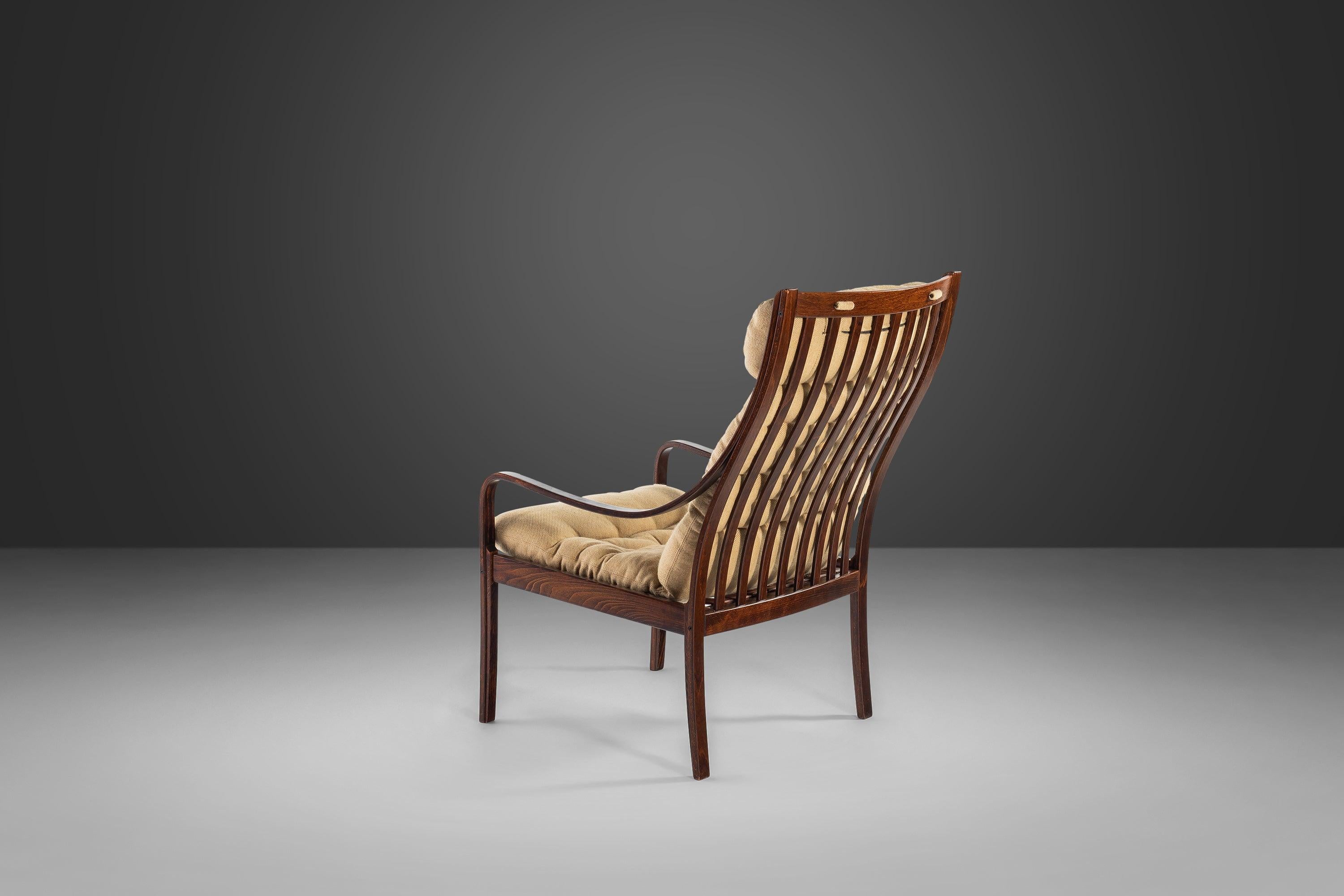 Aussi confortable qu'esthétique, cet ensemble chaise et ottoman, conçu par Fredrik A. Kayser pour Vatne Møbler, est un exemple exceptionnel du design danois en bois courbé. Condit en palissandre brésilien avec des courbes et des veinures