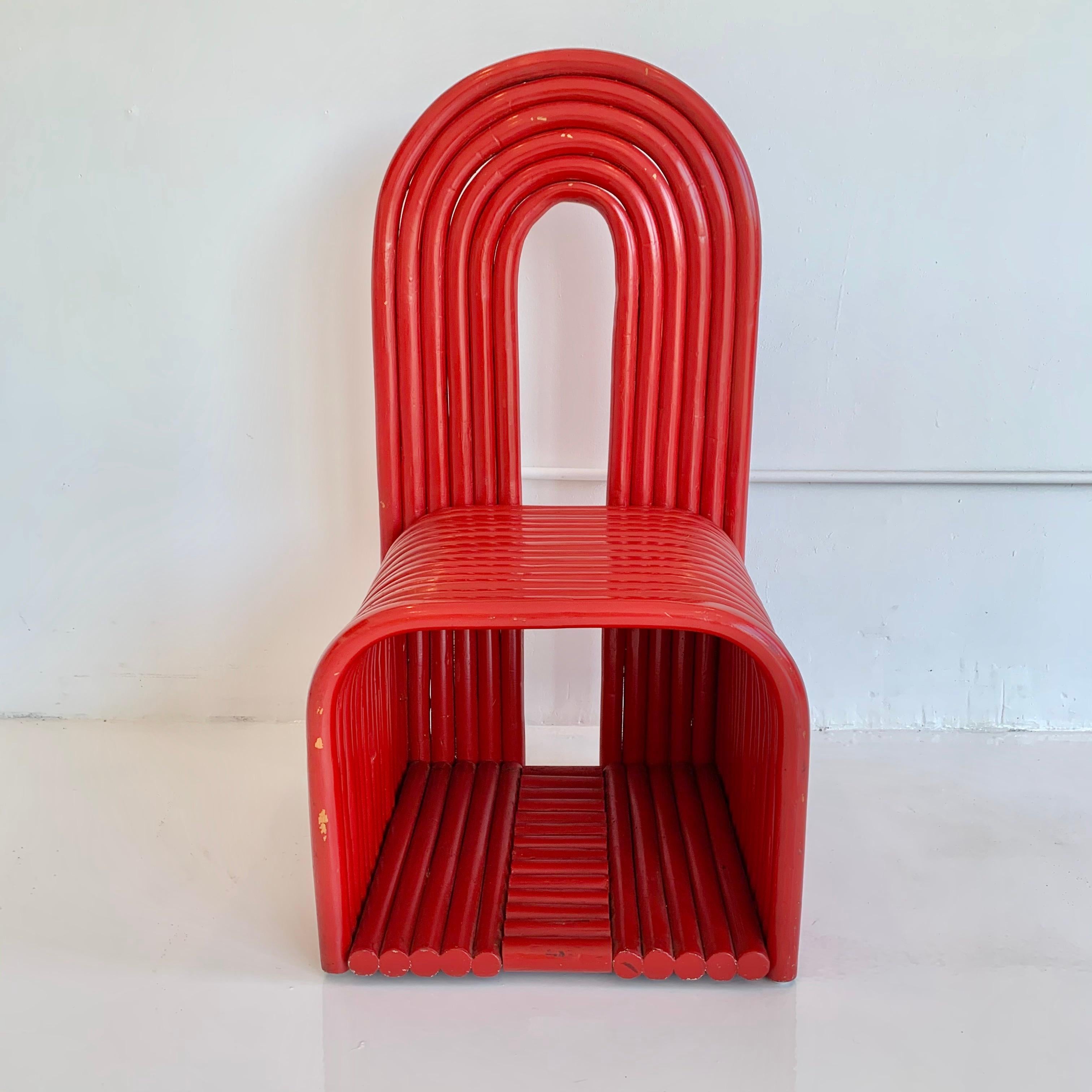 Magnifique chaise en bois courbé de couleur rouge. Chaise classique de style Memphis avec dossier en trou de serrure. Lourd et bien fait. Quelques pertes/usures sur la peinture. Excellent fauteuil d'appoint autonome.