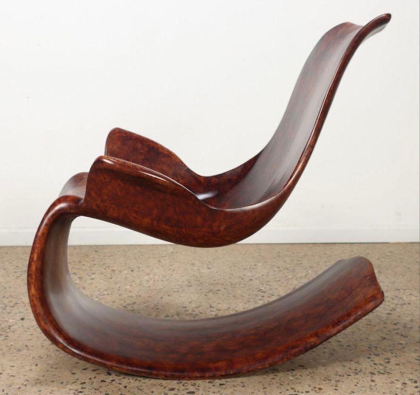 Américain Chaise à bascule moderne en bois cintré avec finition en fausse broussin en vente