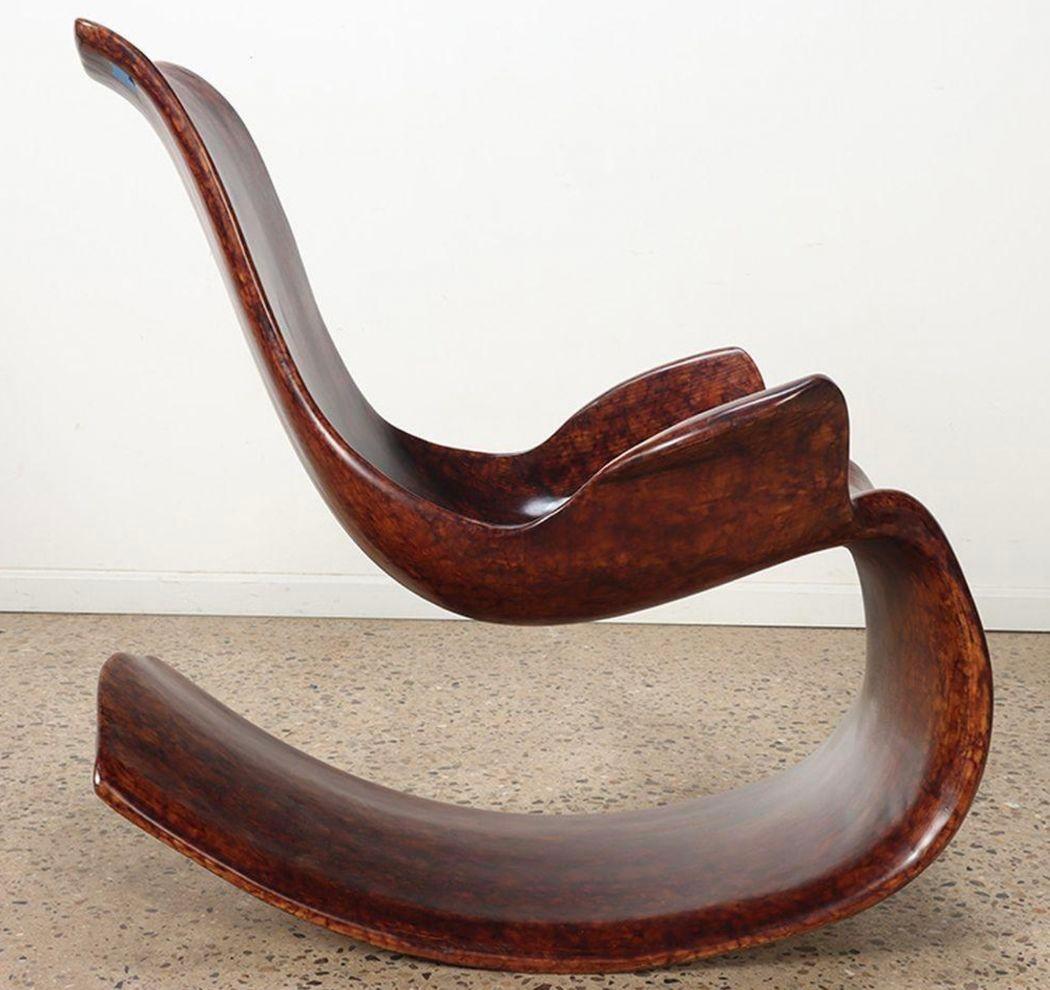 Chaise à bascule moderne en bois cintré avec finition en fausse broussin Bon état - En vente à Los Angeles, CA