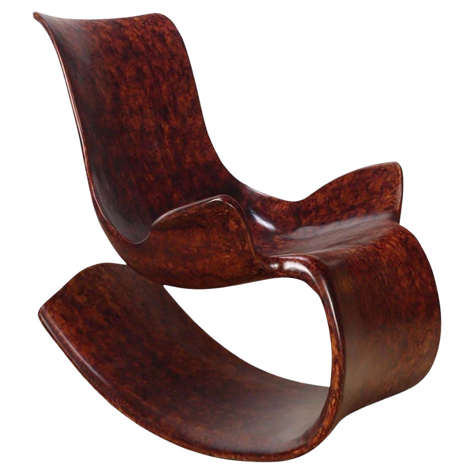Chaise à bascule moderne en bois cintré avec finition en fausse broussin en vente
