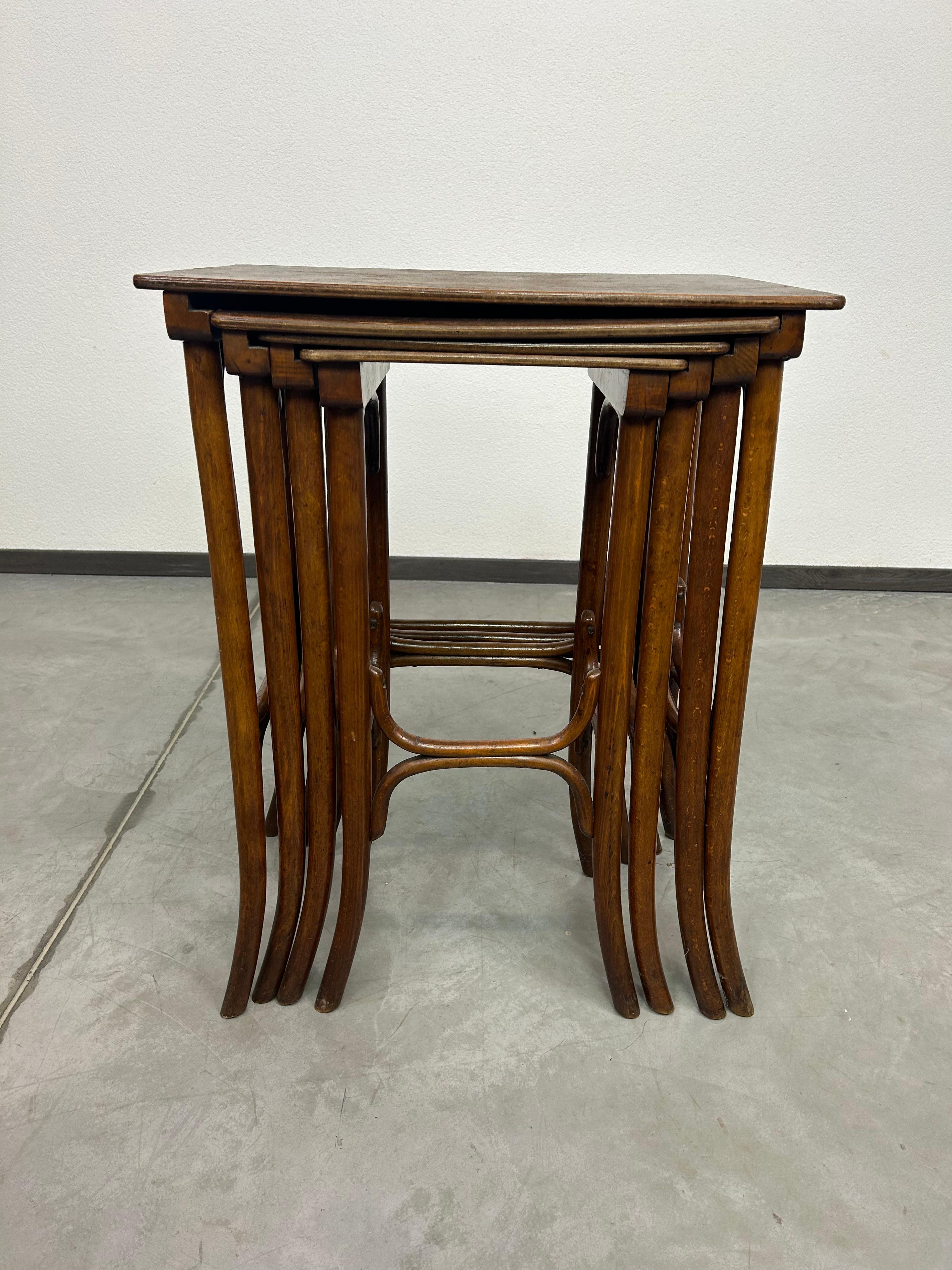 Tavolini in bengala di Thonet in condizioni originali vintage con segni d'uso.