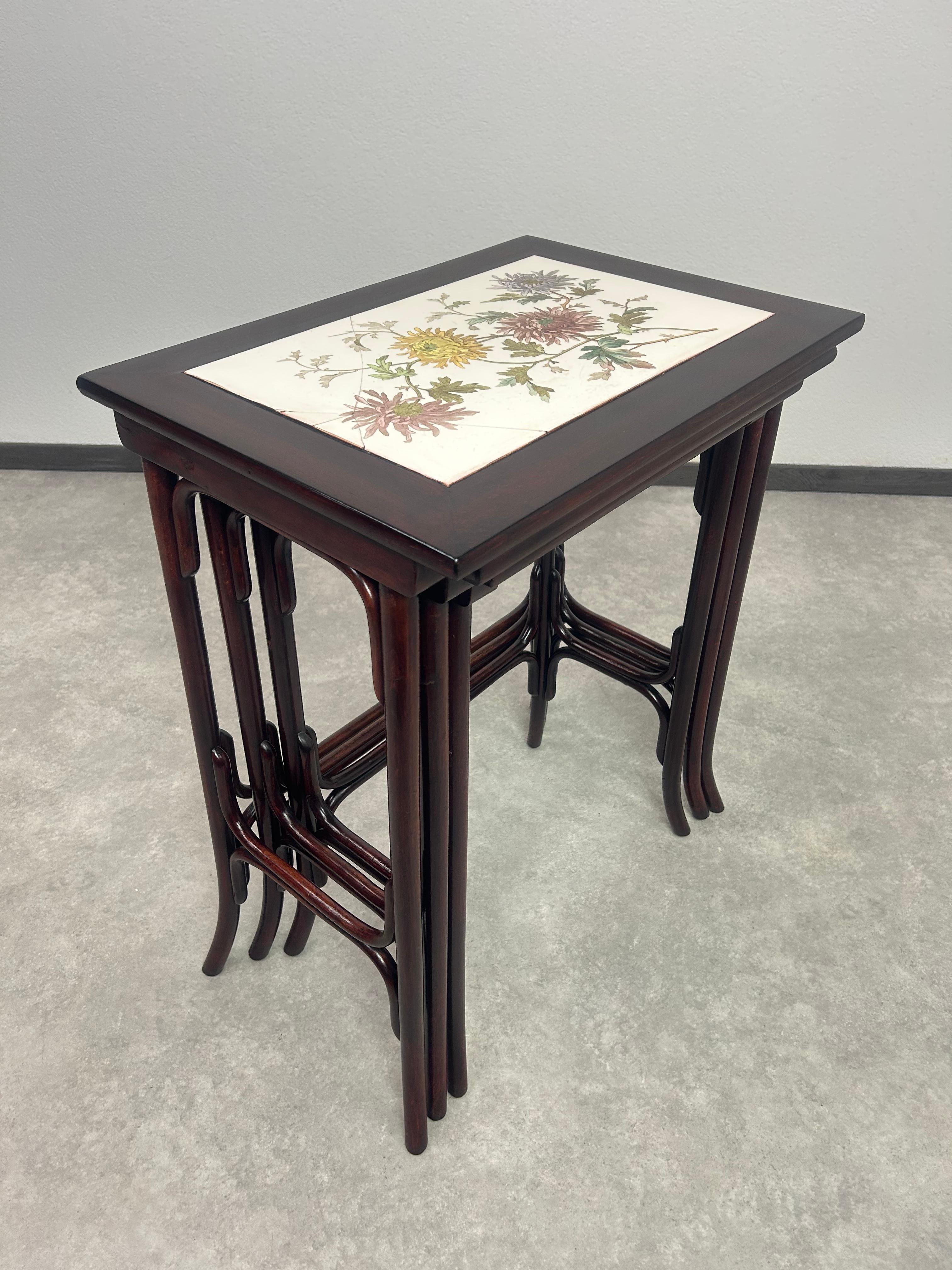 Beistelltische aus Bugholz mit Keramikplatte von Thonet. Professionell gebeizt und neu poliert. Die Keramikplatte des größten Tisches hat Risse. Abmessungen der einzelnen Tische:
1.40x57x70cm
2.37x50x67cm
3.32x44x64cm

.
