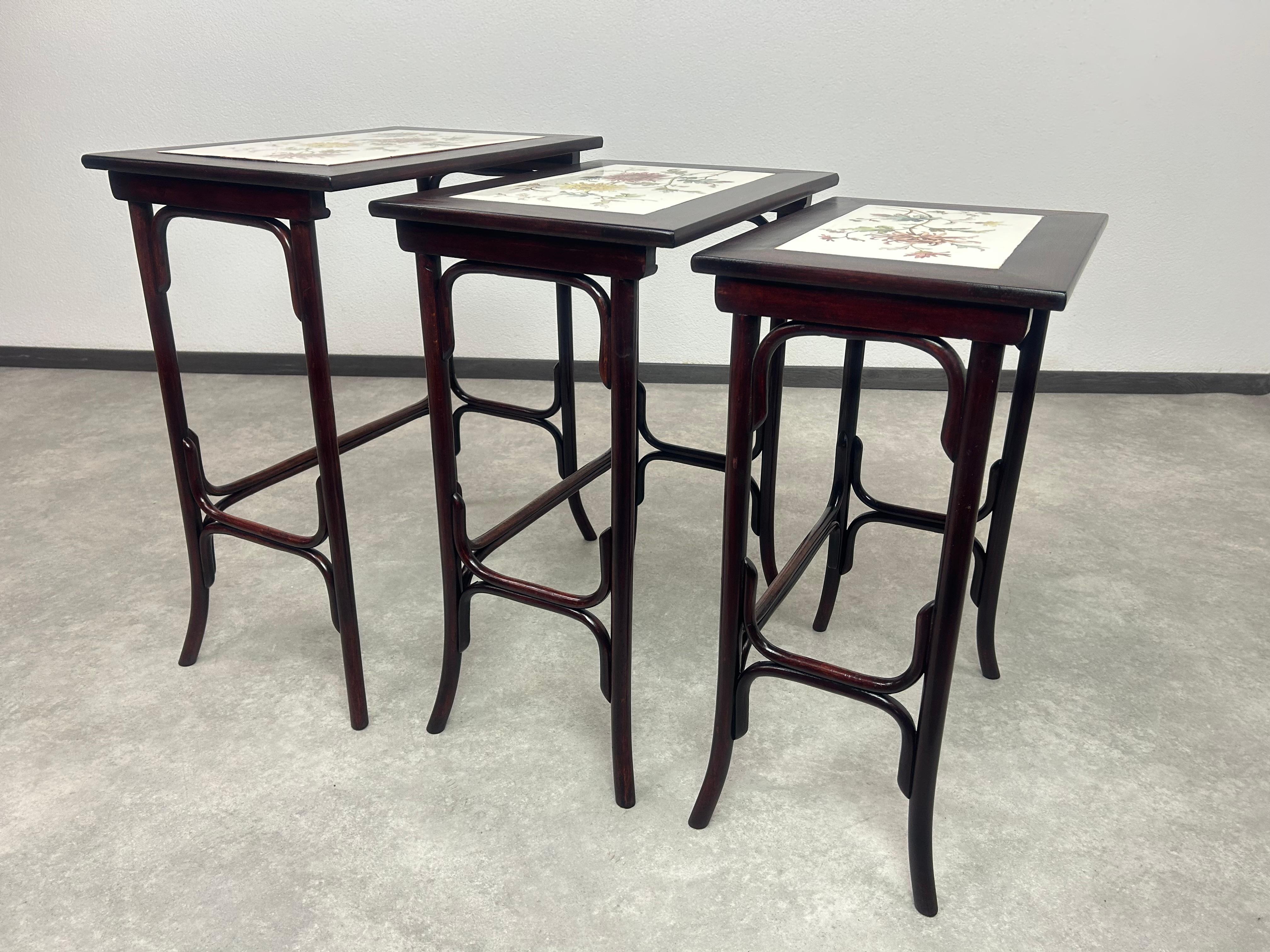 Nesting-Tische aus Bugholz mit Keramikplatte von Thonet (Österreichisch) im Angebot