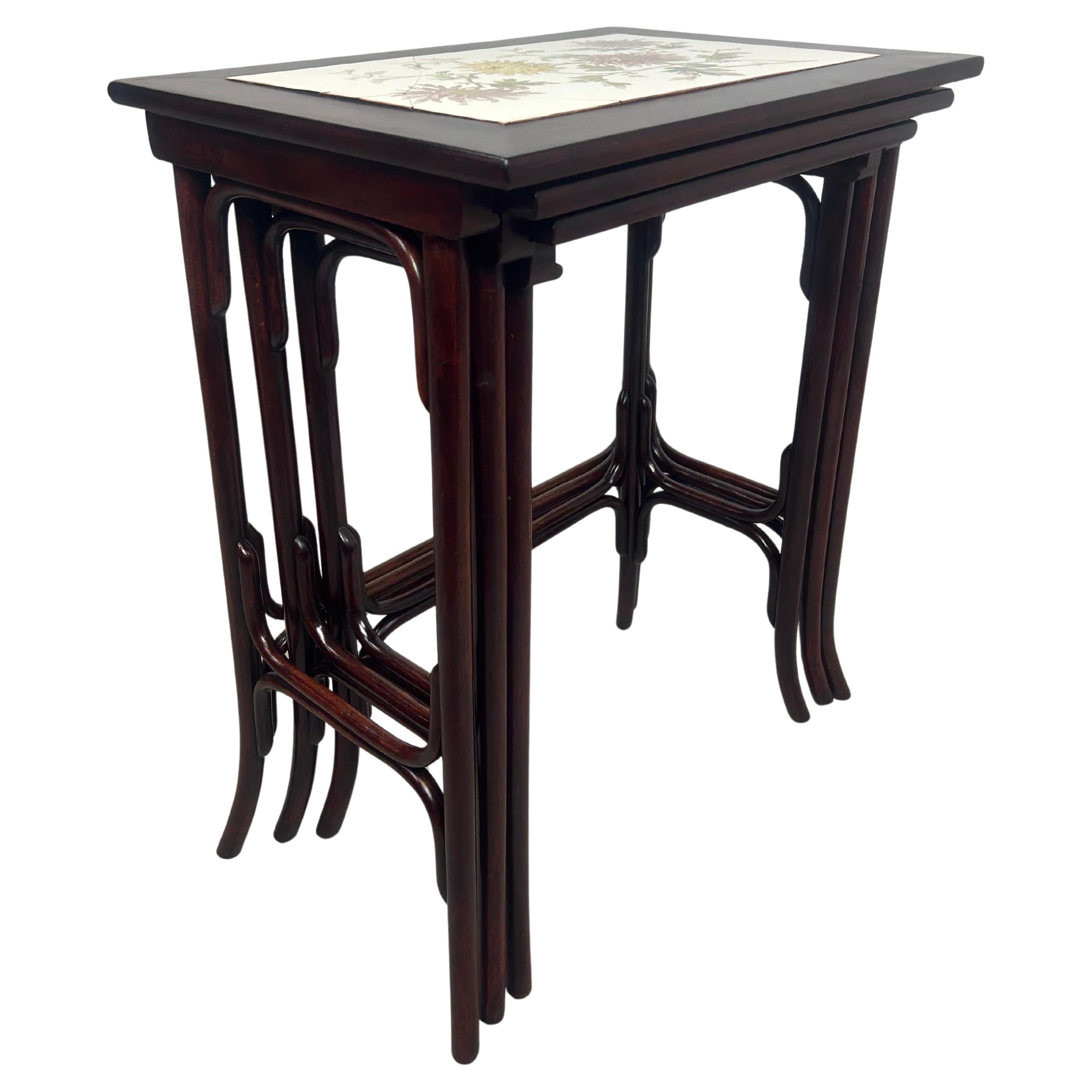 Nesting-Tische aus Bugholz mit Keramikplatte von Thonet im Angebot