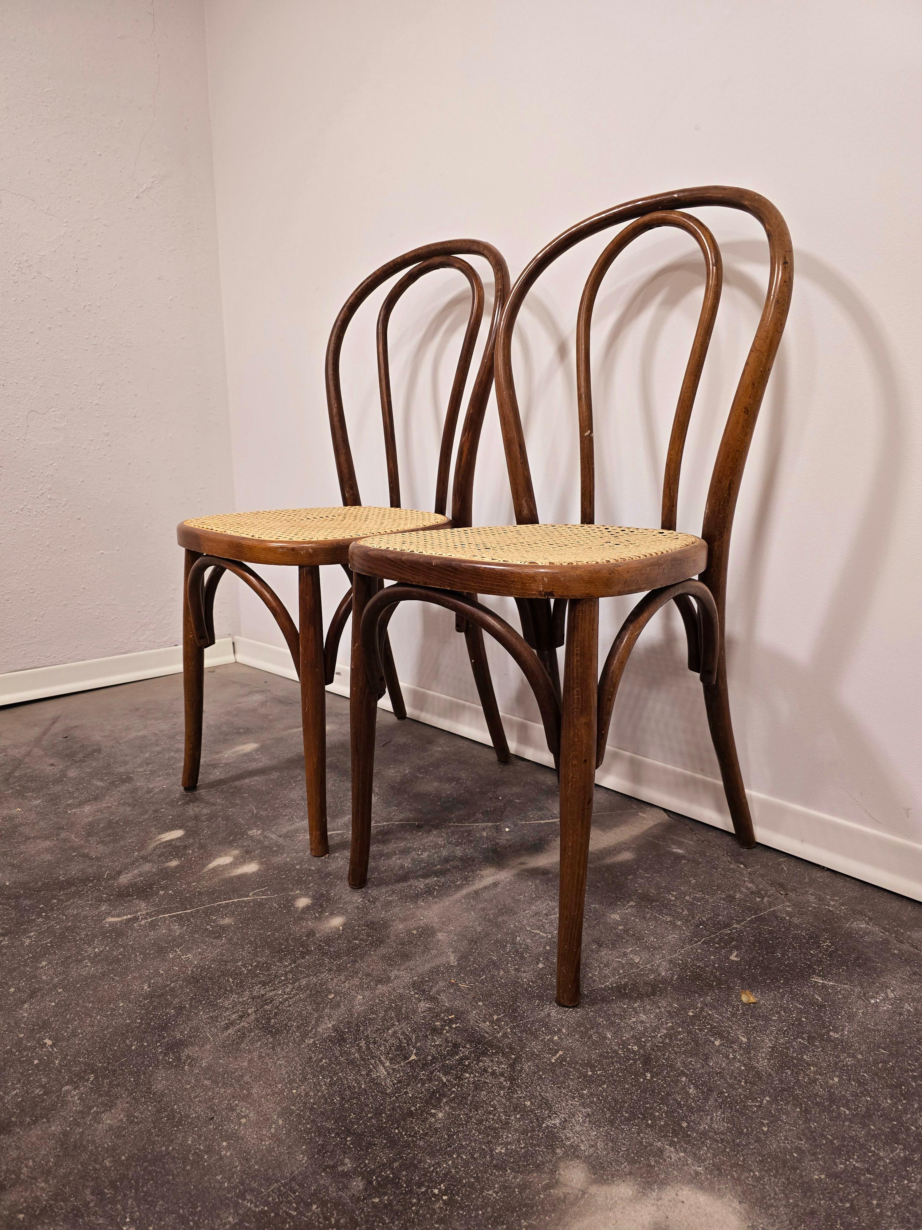 Stuhl, Thonet Stil, Bugholz, Rohrstock - schöne Patina

Zeitraum: 1960s

MATERIALIEN: Bugholz, Schilfrohr 

Zustand: solide, Gebrauchsspuren, unbeschädigt

Farbe: Helles Holz