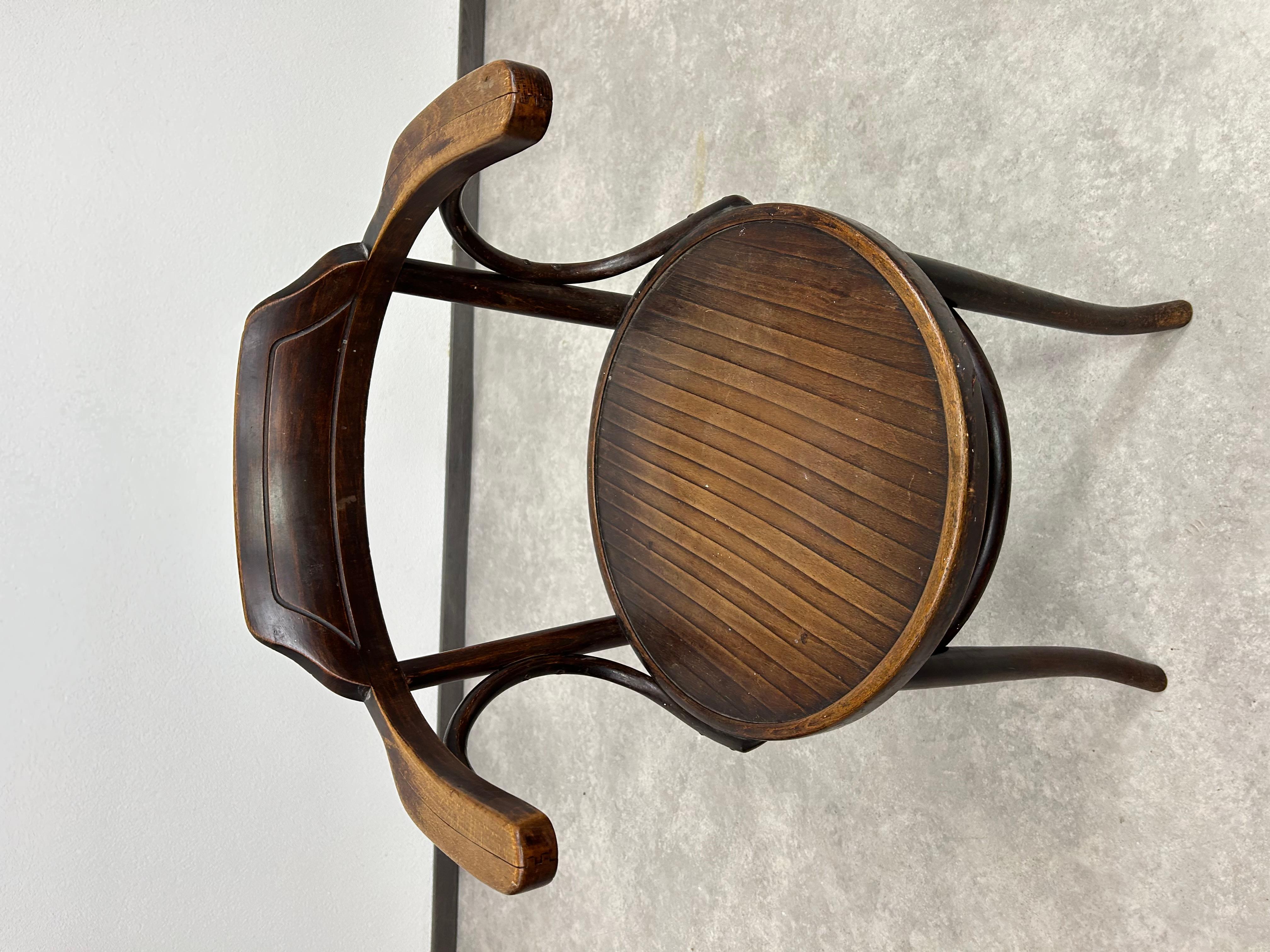 Chaise de bureau en bois courbé de Thonet Condit en très bon état avec des signes d'utilisation.