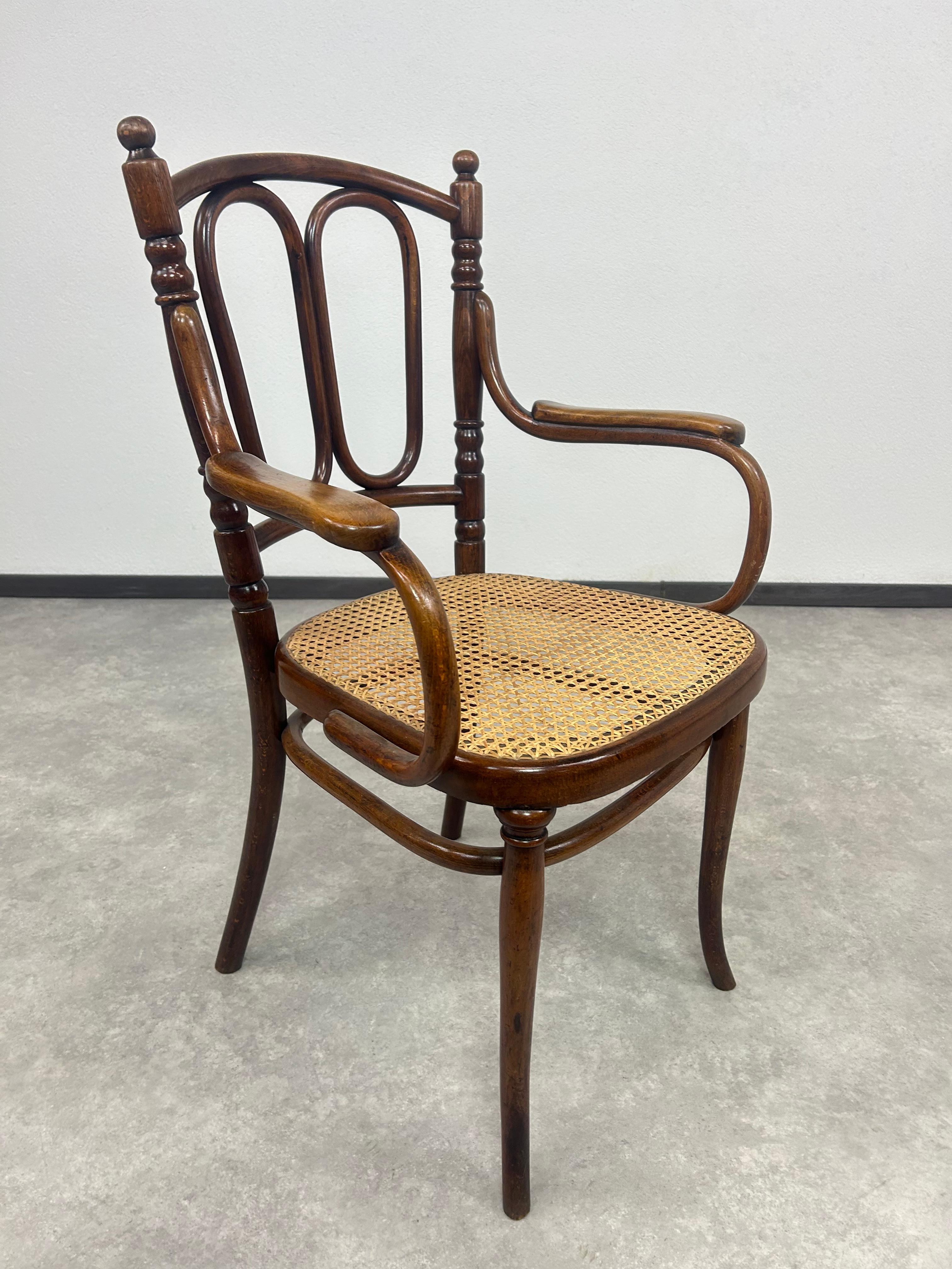 Silla de oficina de madera curvada nº 88 de Thonet en excelente estado original.
