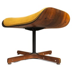 Ottomane en bois cintré qui s'accorde bien avec Mr. Chair Lounger de George Mulhauser, années 1960