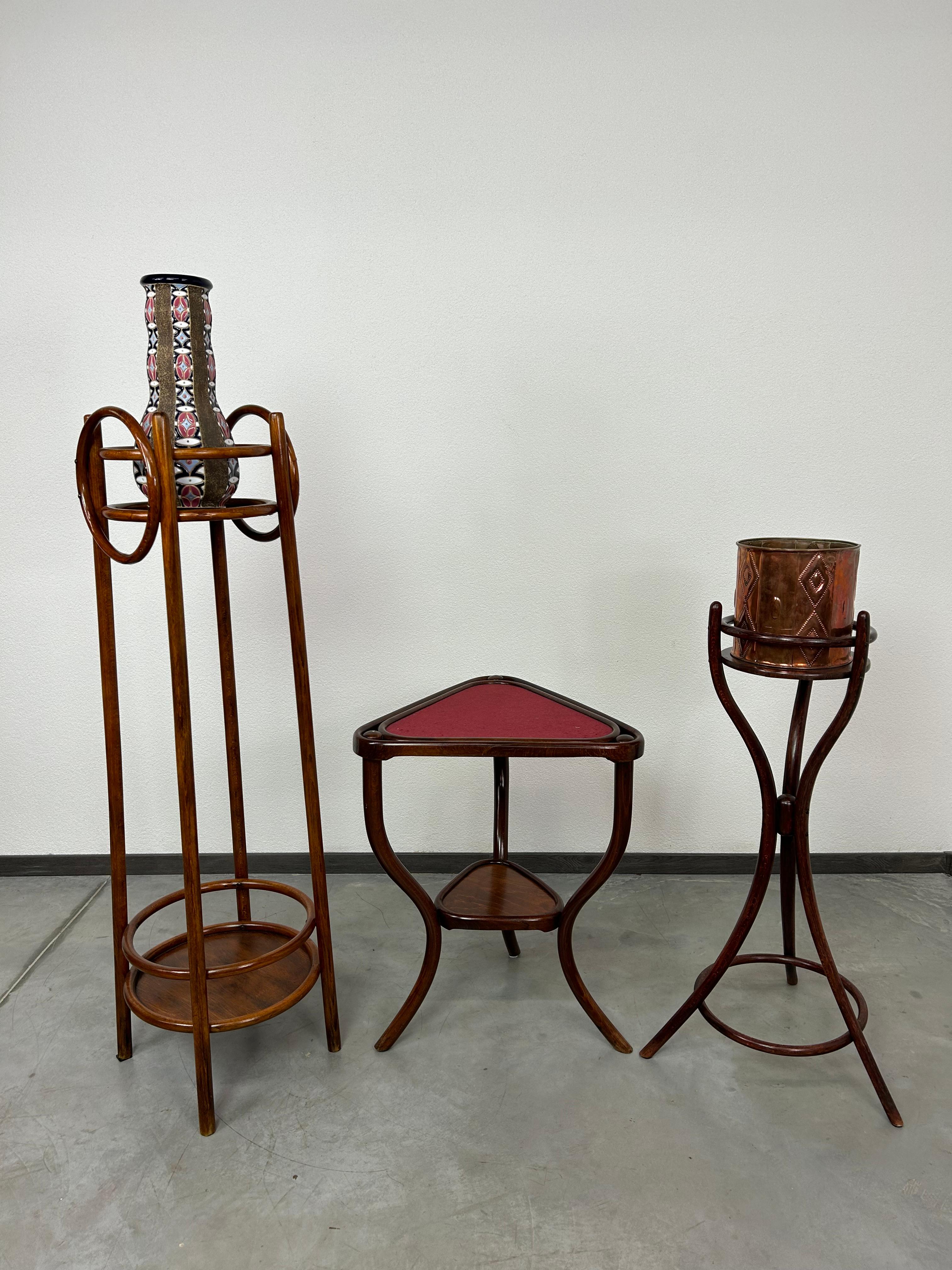 Bentwood plant stand executed by Thonet circa 1920s in very good original condition. Diameter of the top is 28cm.