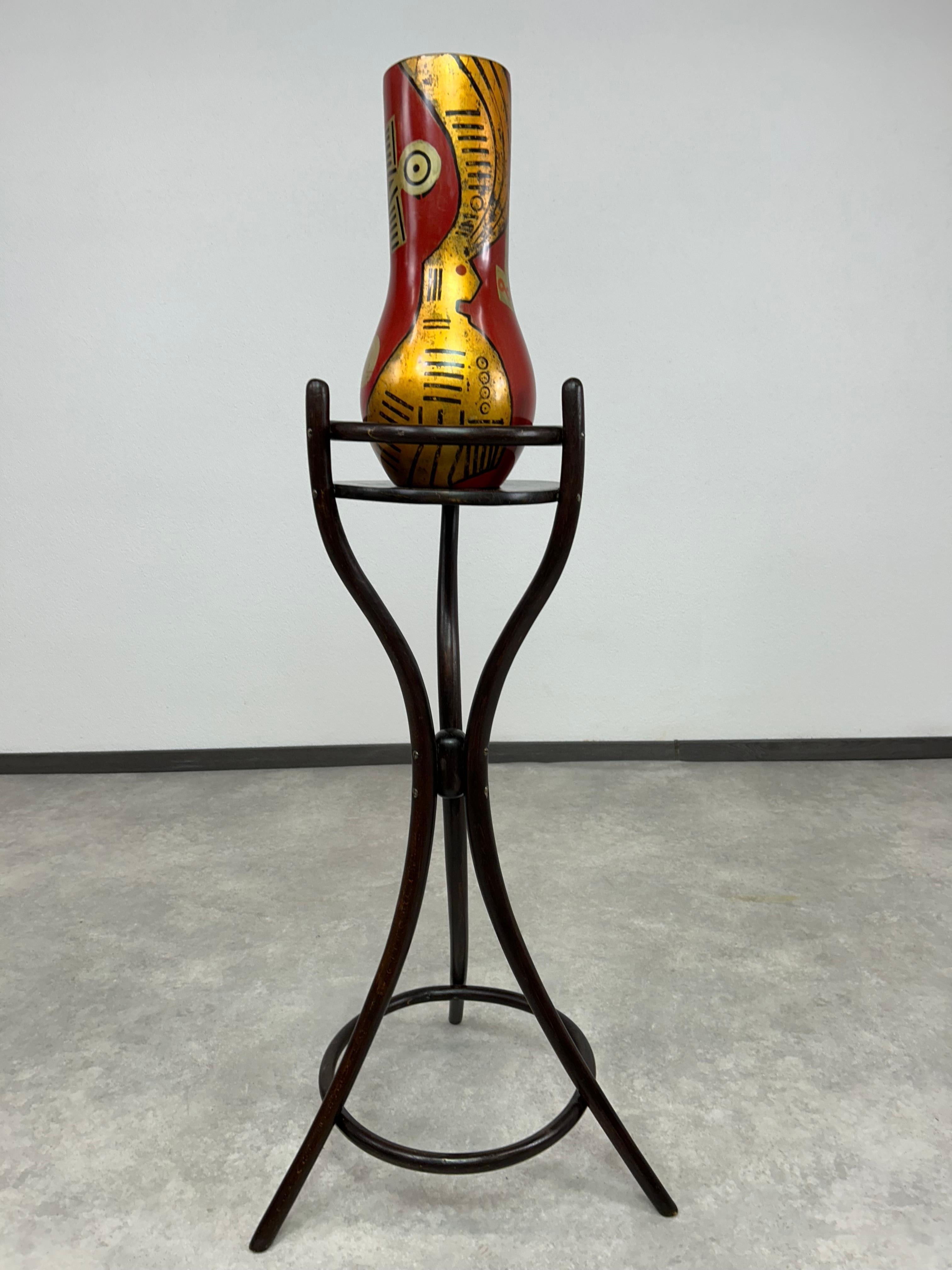 Bentwood plant stand executed by Thonet circa 1920s in very good original condition. Diameter of the top is 28cm.