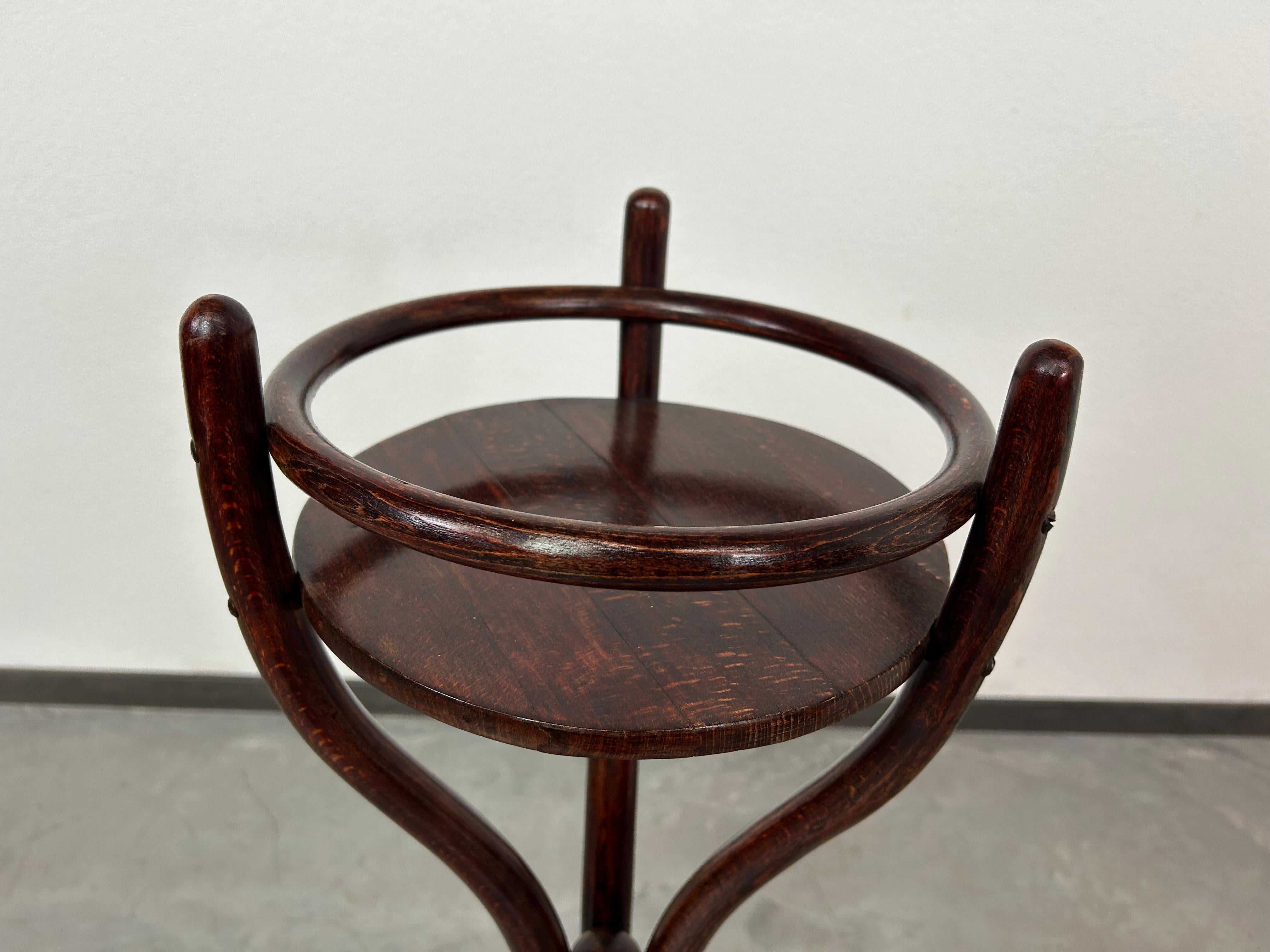 Bentwood plant stand by Thonet In Good Condition For Sale In Banská Štiavnica, SK
