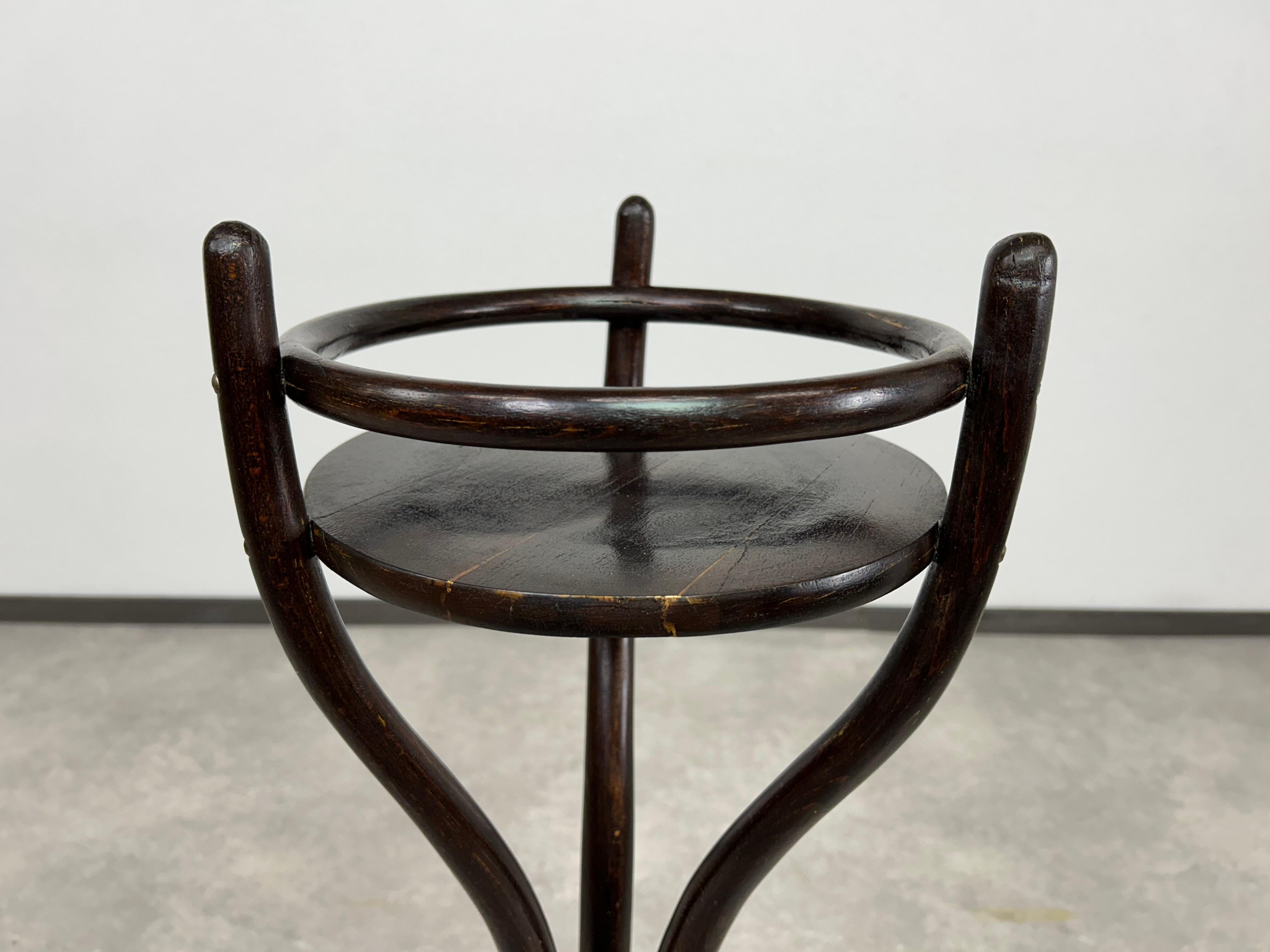 Bentwood plant stand by Thonet In Good Condition For Sale In Banská Štiavnica, SK