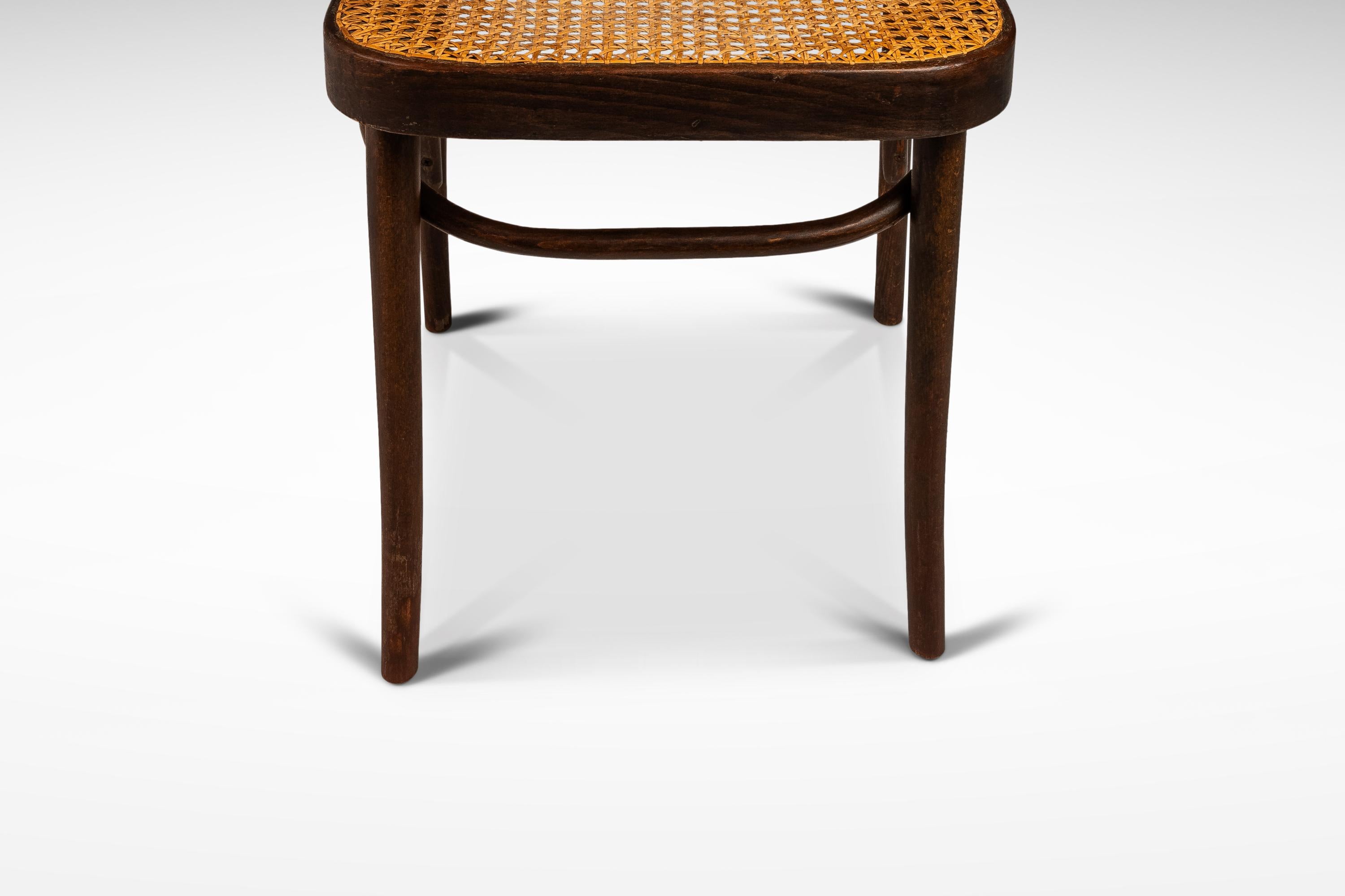 Gebogener Prager Stuhl Modell 811 aus Bugholz aus Nussbaumholz von Josef Frank, Polen, ca. 1960er Jahre im Angebot 5