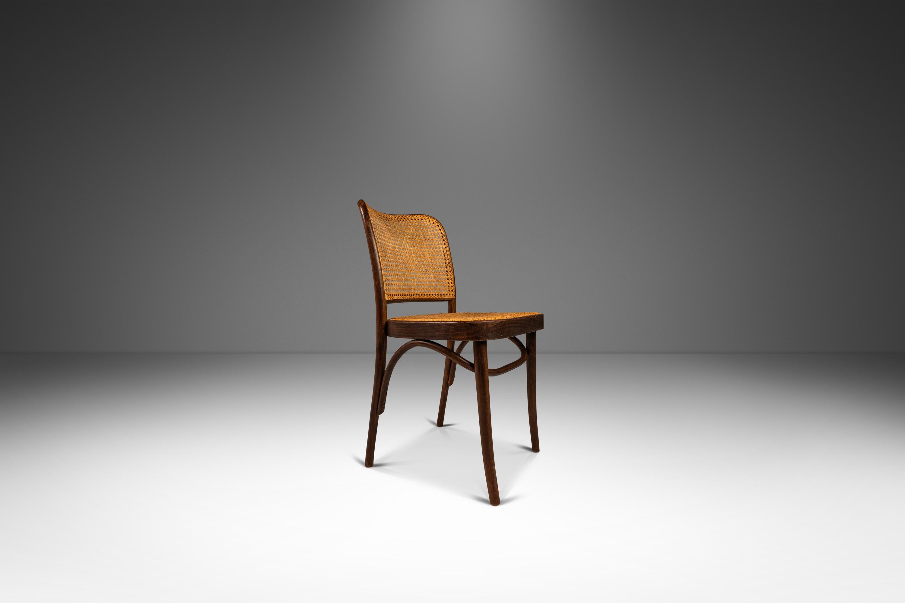Gebogener Prager Stuhl Modell 811 aus Bugholz aus Nussbaumholz von Josef Frank, Polen, ca. 1960er Jahre (Skandinavische Moderne) im Angebot