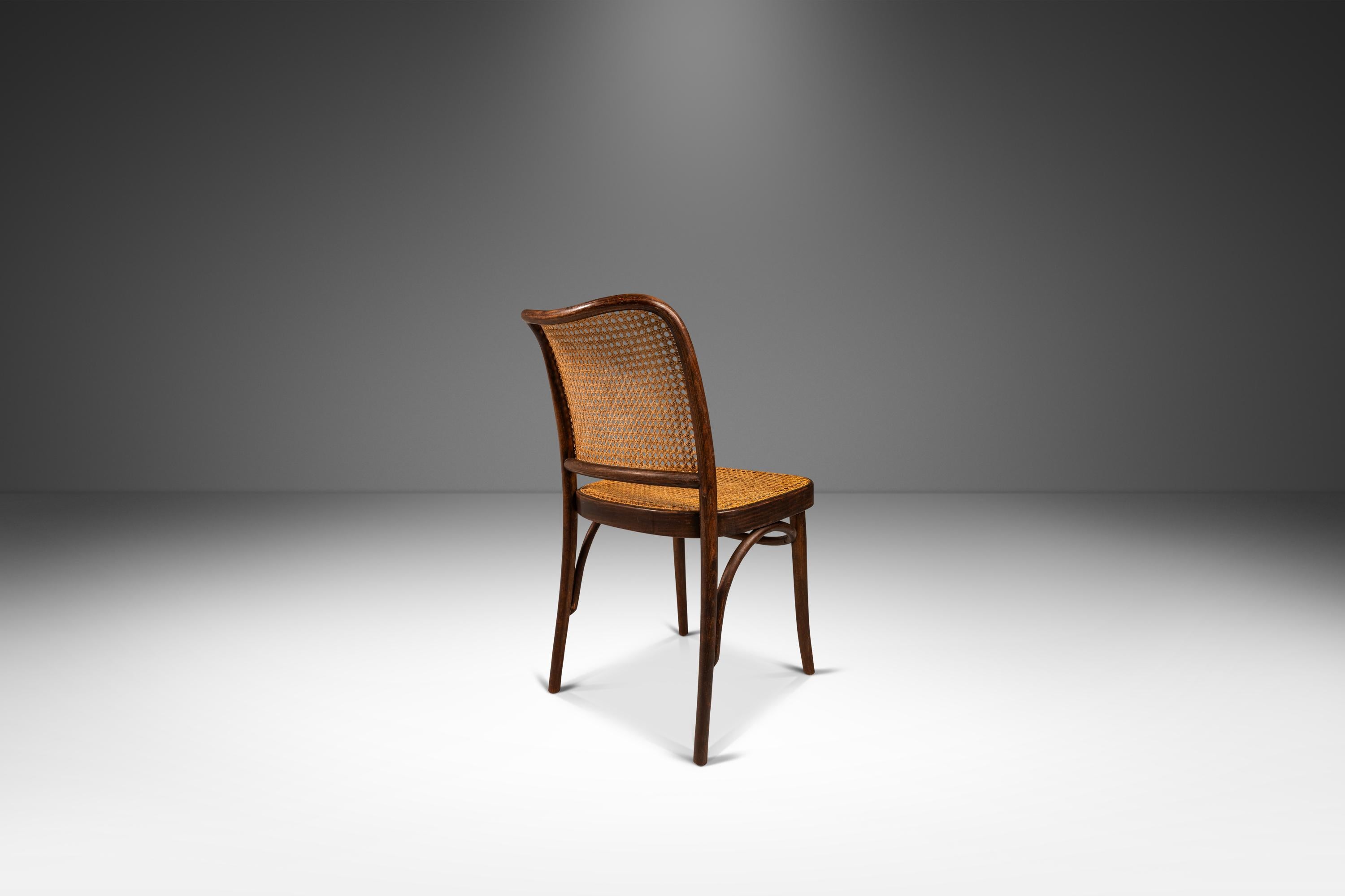 Gebogener Prager Stuhl Modell 811 aus Bugholz aus Nussbaumholz von Josef Frank, Polen, ca. 1960er Jahre im Zustand „Gut“ im Angebot in Deland, FL