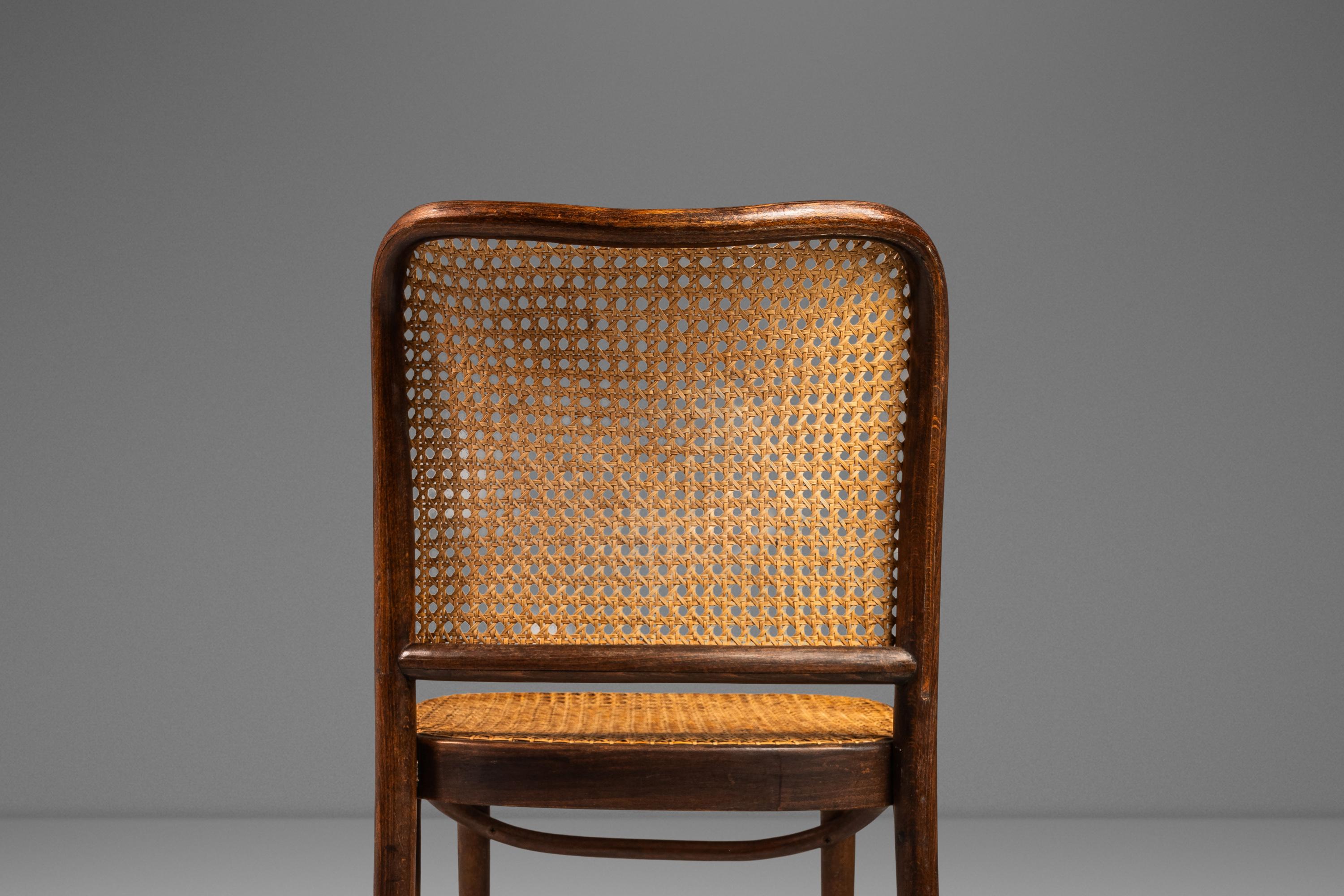 Gebogener Prager Stuhl Modell 811 aus Bugholz aus Nussbaumholz von Josef Frank, Polen, ca. 1960er Jahre im Angebot 1