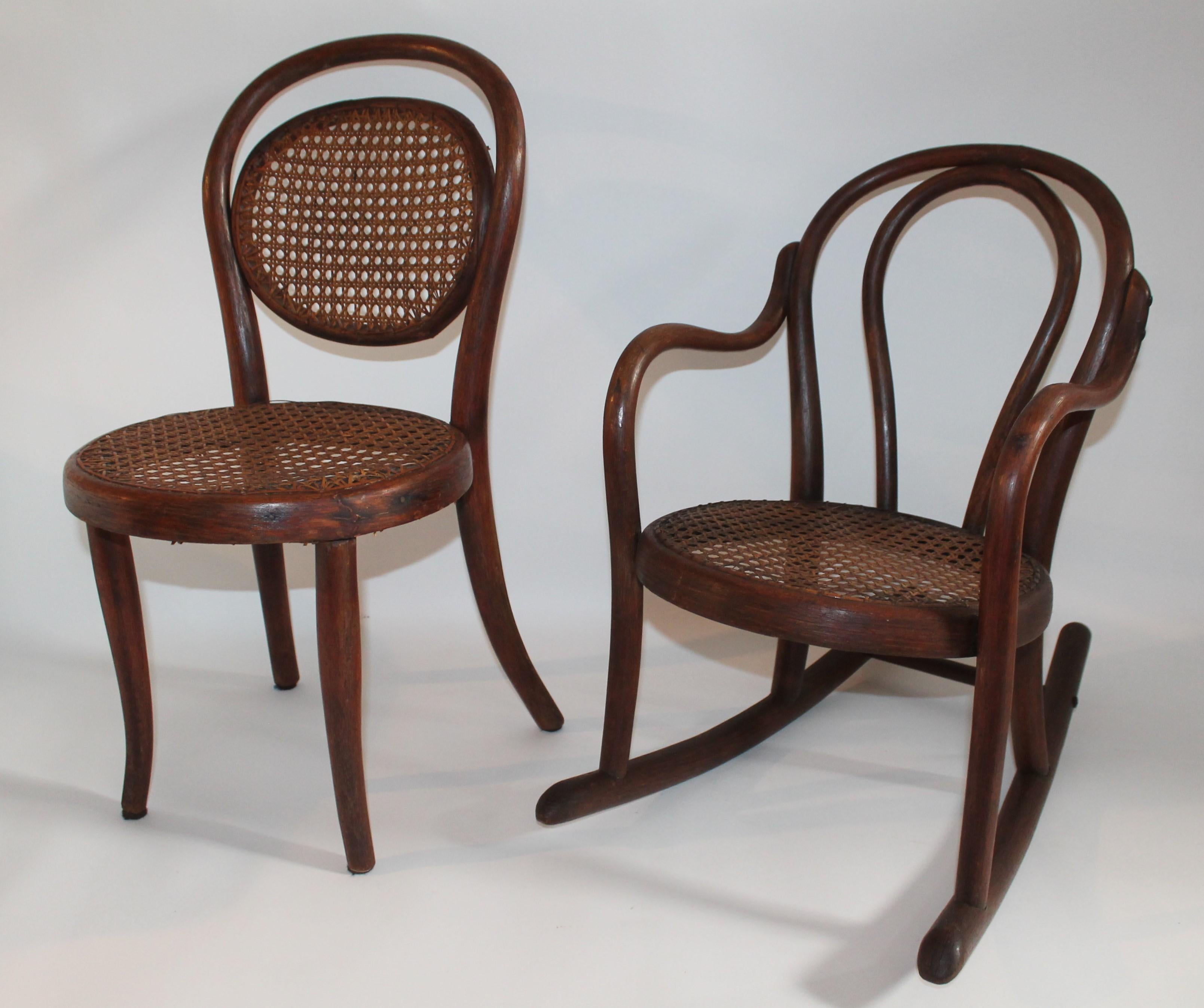 Rocker und Stuhl aus Bugholz mit Rohrstühlen, 19. Jahrhundert (amerikanisch) im Angebot