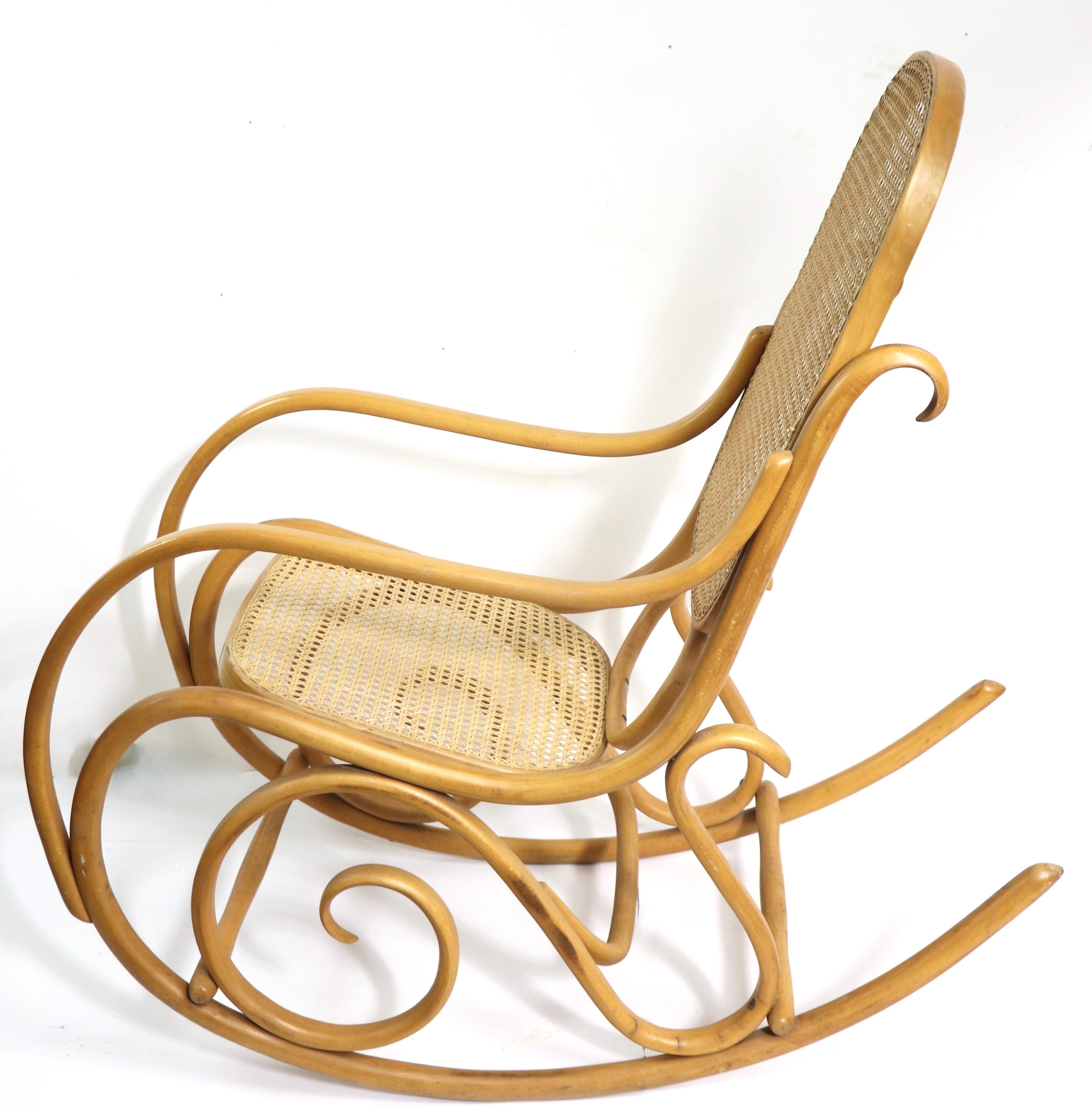 Nice vintage bentwood rocking chair, in the style of the Vienna Secession movement, probably 20th C, - made in USA by Thonet, unsigned. This example is in very clean original , clean and ready to use condition. 
 Measures: Total H 40 x Arm H 26 x
