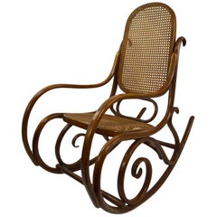Chaise à bascule en bois de Bentwood attribuée à Thonet