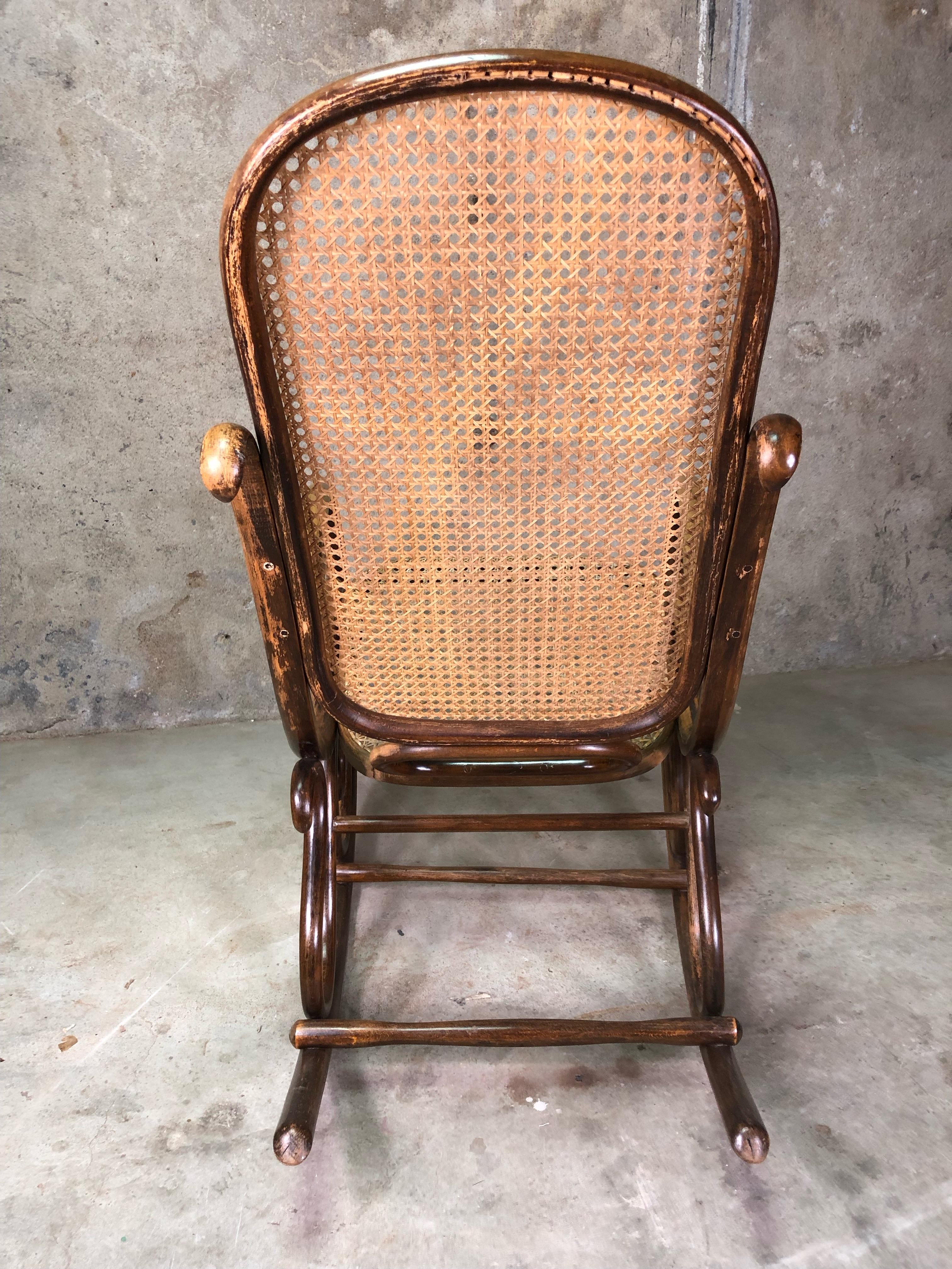 Bentwood Rocking Chair by Fischel, Niemes in Böhmen, Austria, 1910 For Sale 4