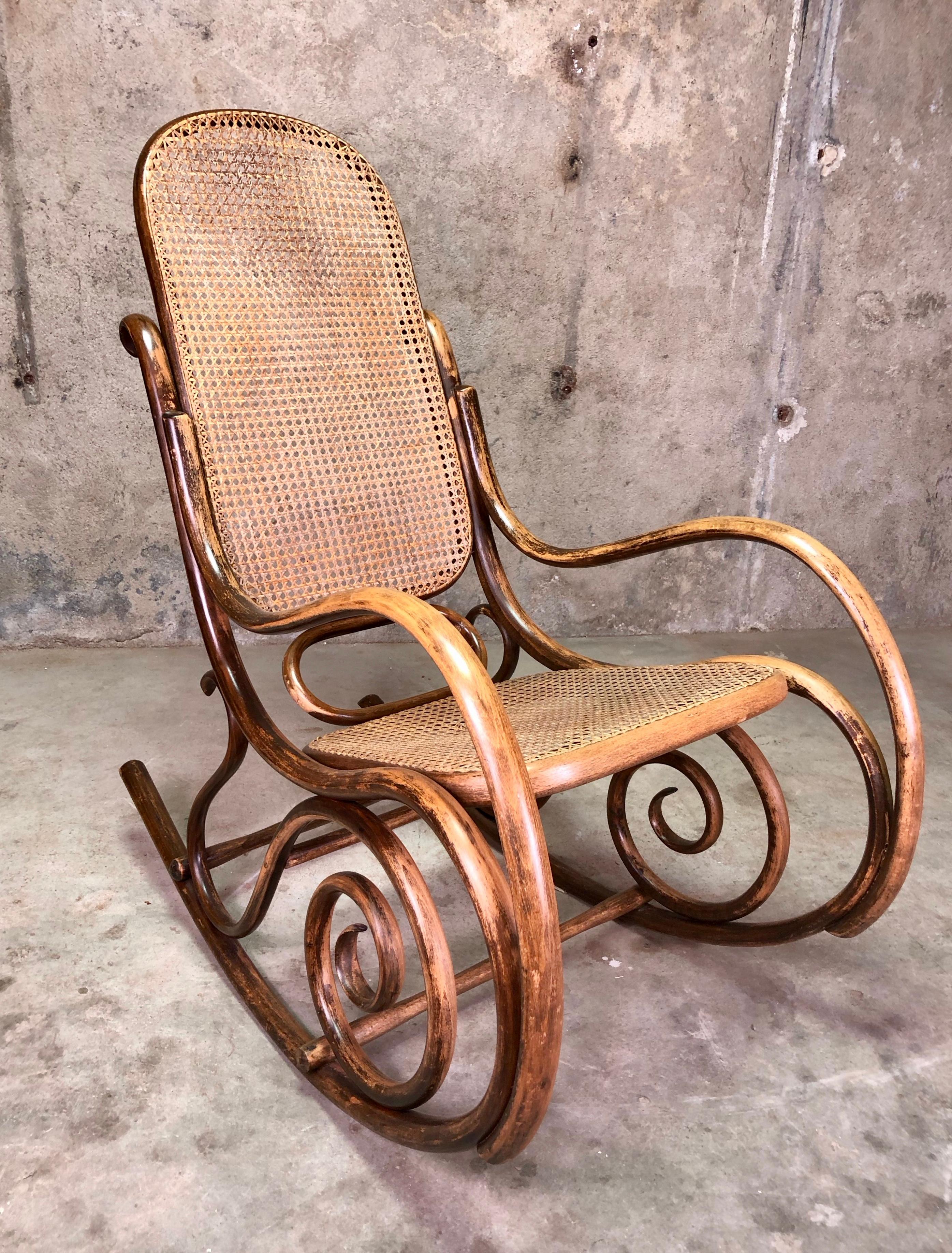 Austrian Bentwood Rocking Chair by Fischel, Niemes in Böhmen, Austria, 1910 For Sale