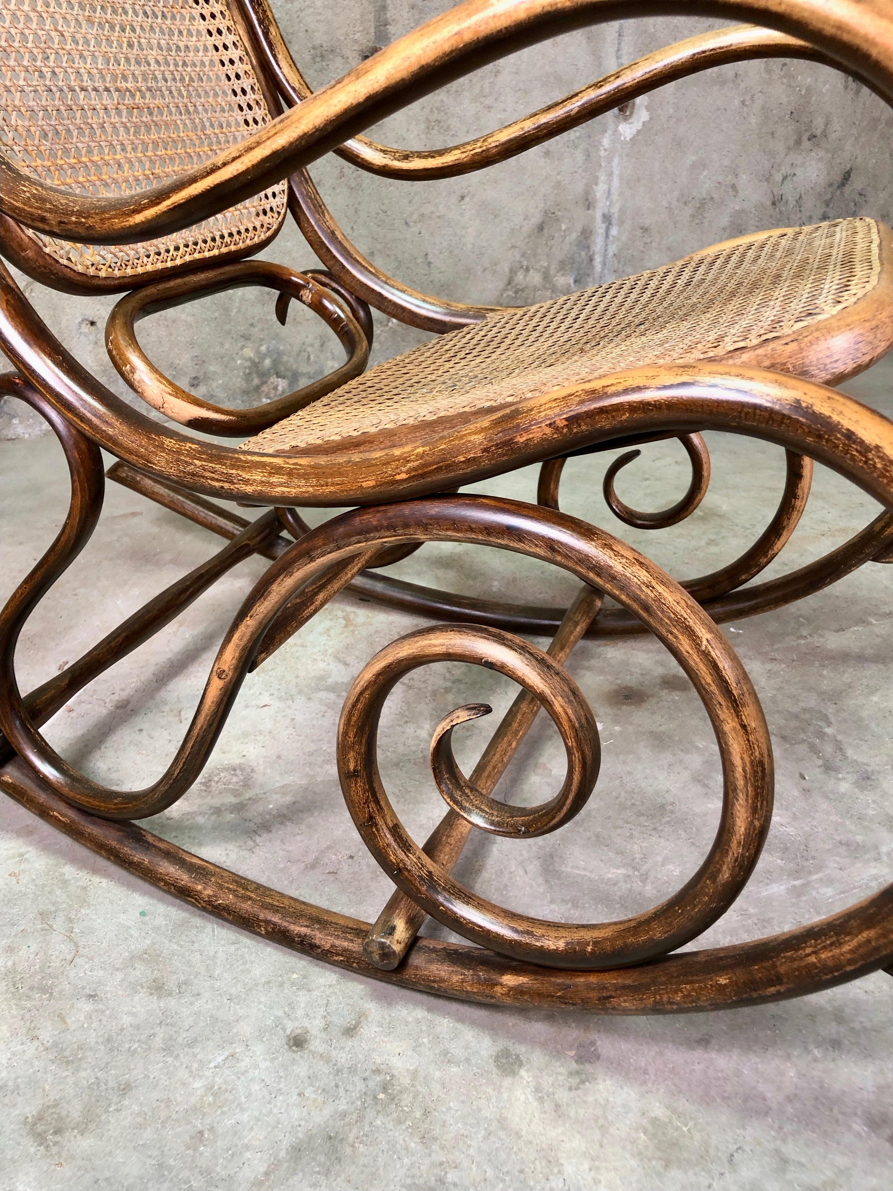 Bentwood Rocking Chair by Fischel, Niemes in Böhmen, Austria, 1910 In Good Condition For Sale In CHINON, FR