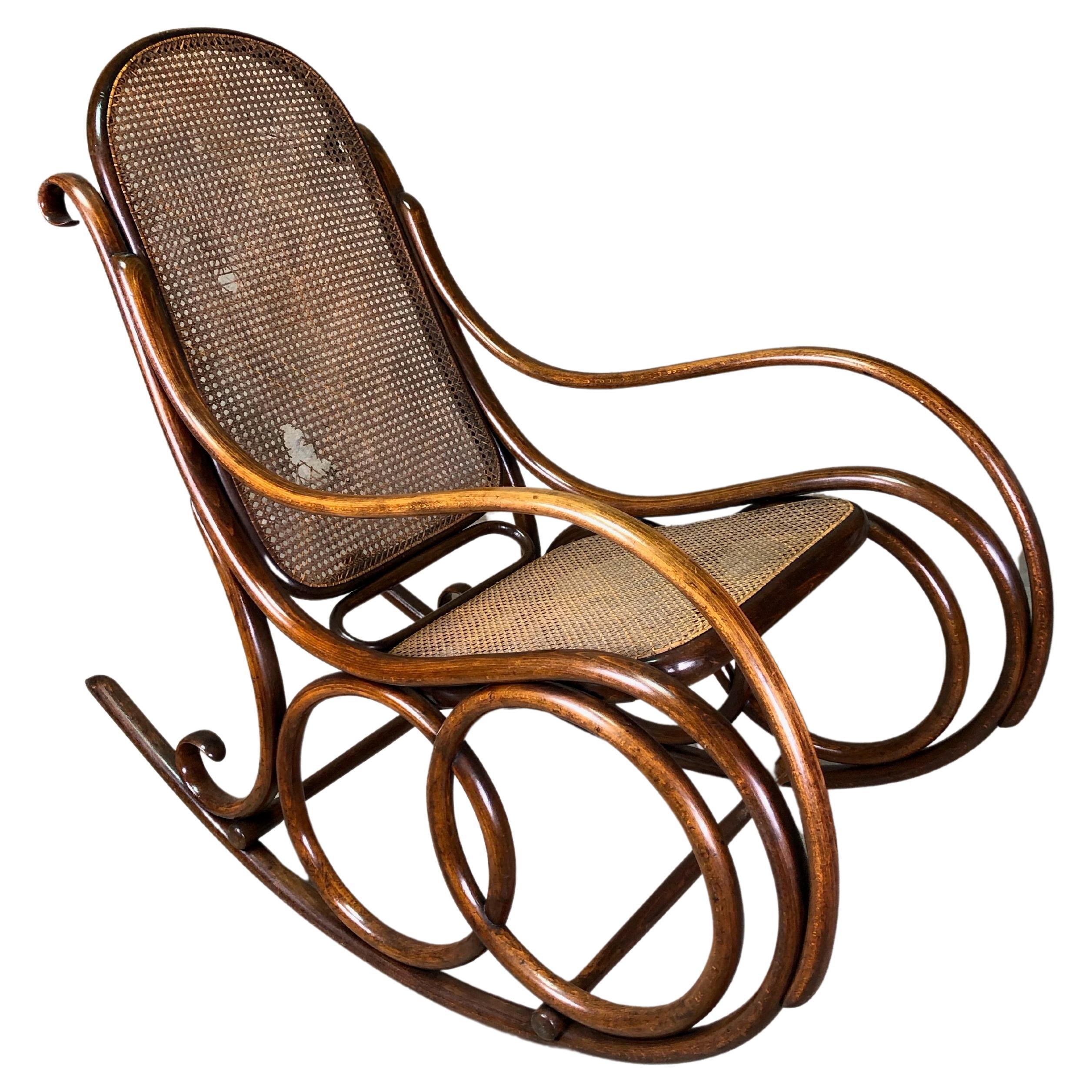 Bentwood Rocking Chair by Thonet Austria 1900 For Sale at