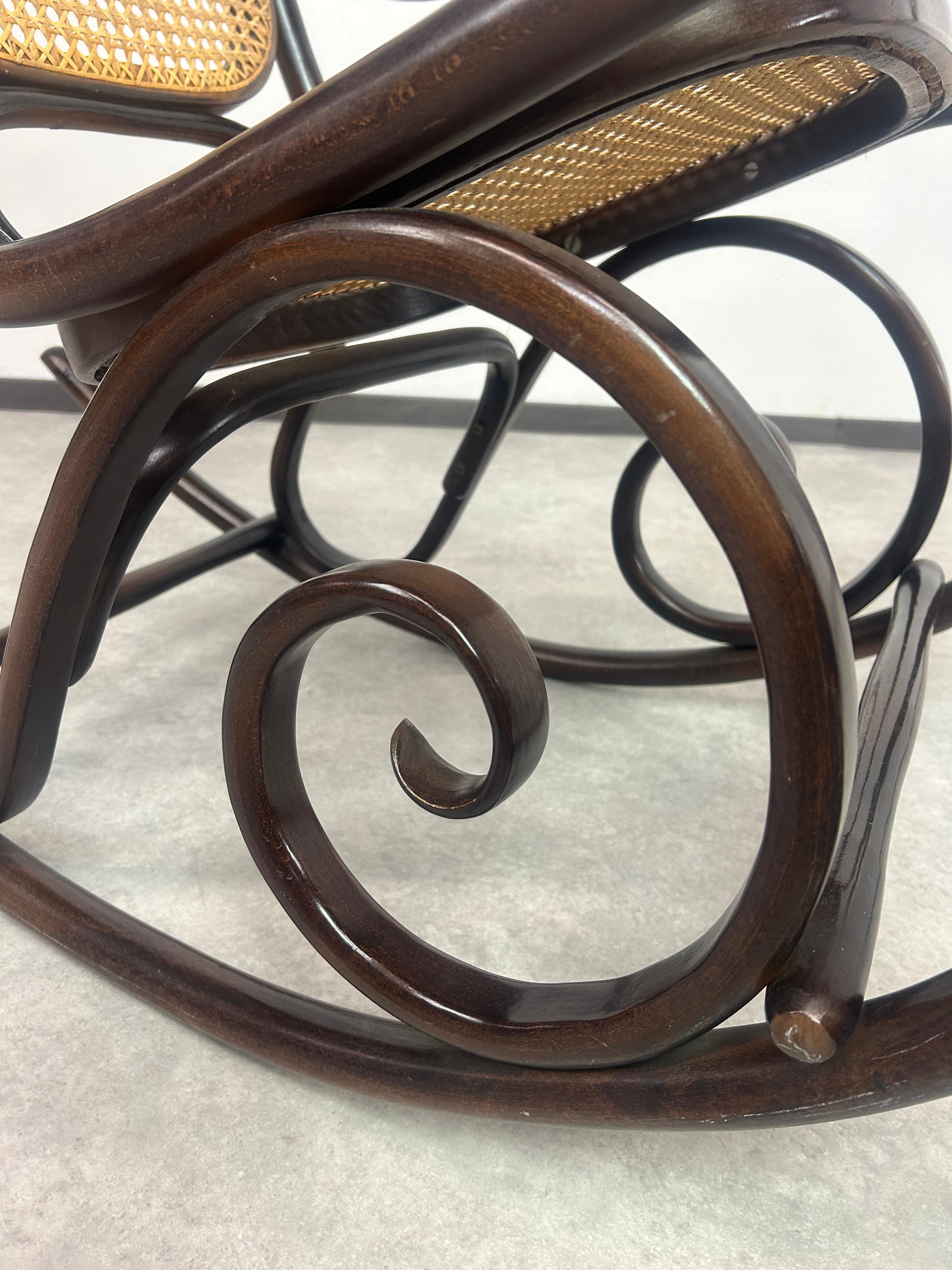 Bentwood rocking chair by Thonet in vendita 3