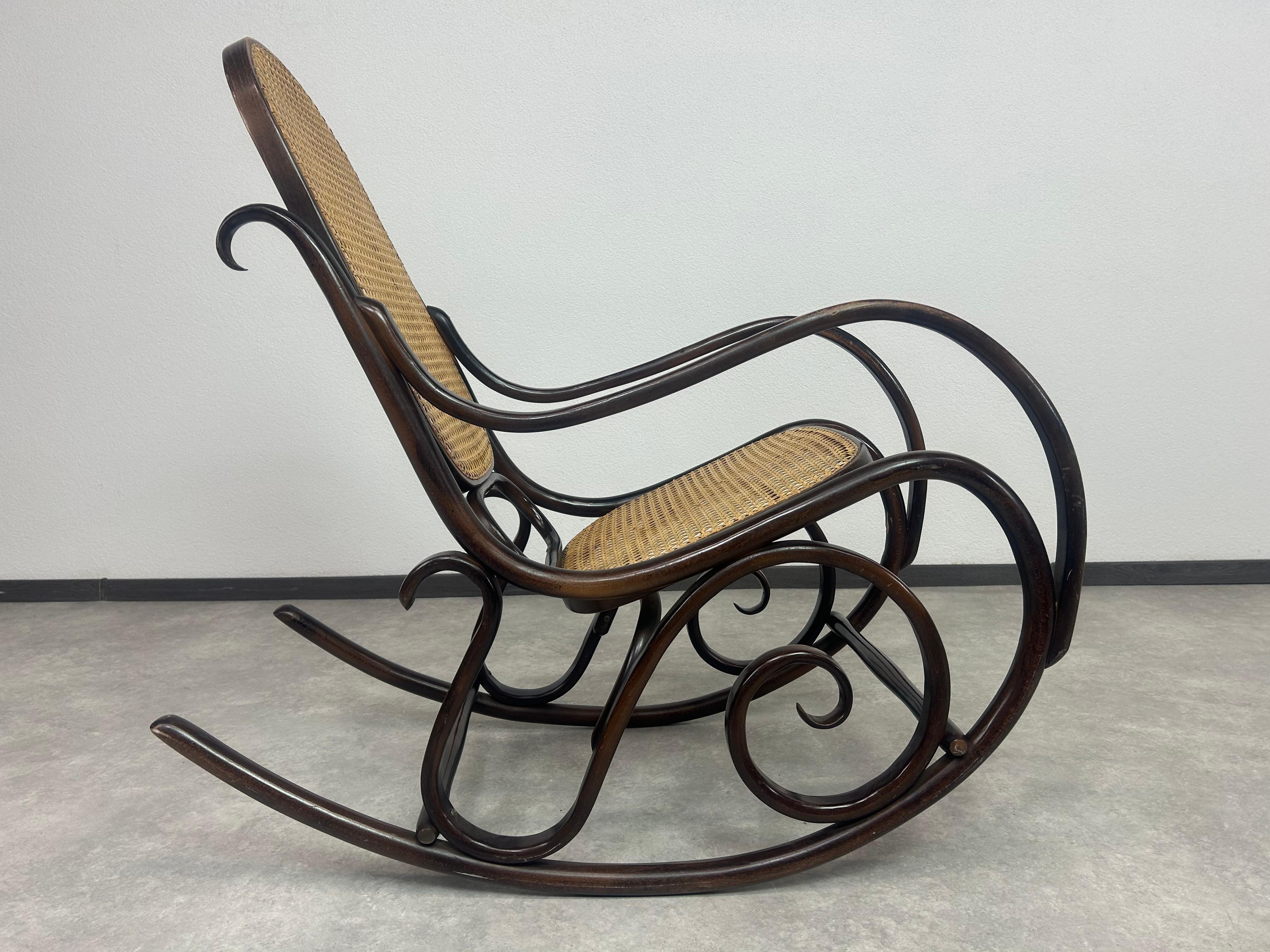 Bentwood rocking chair by Thonet in vendita 4