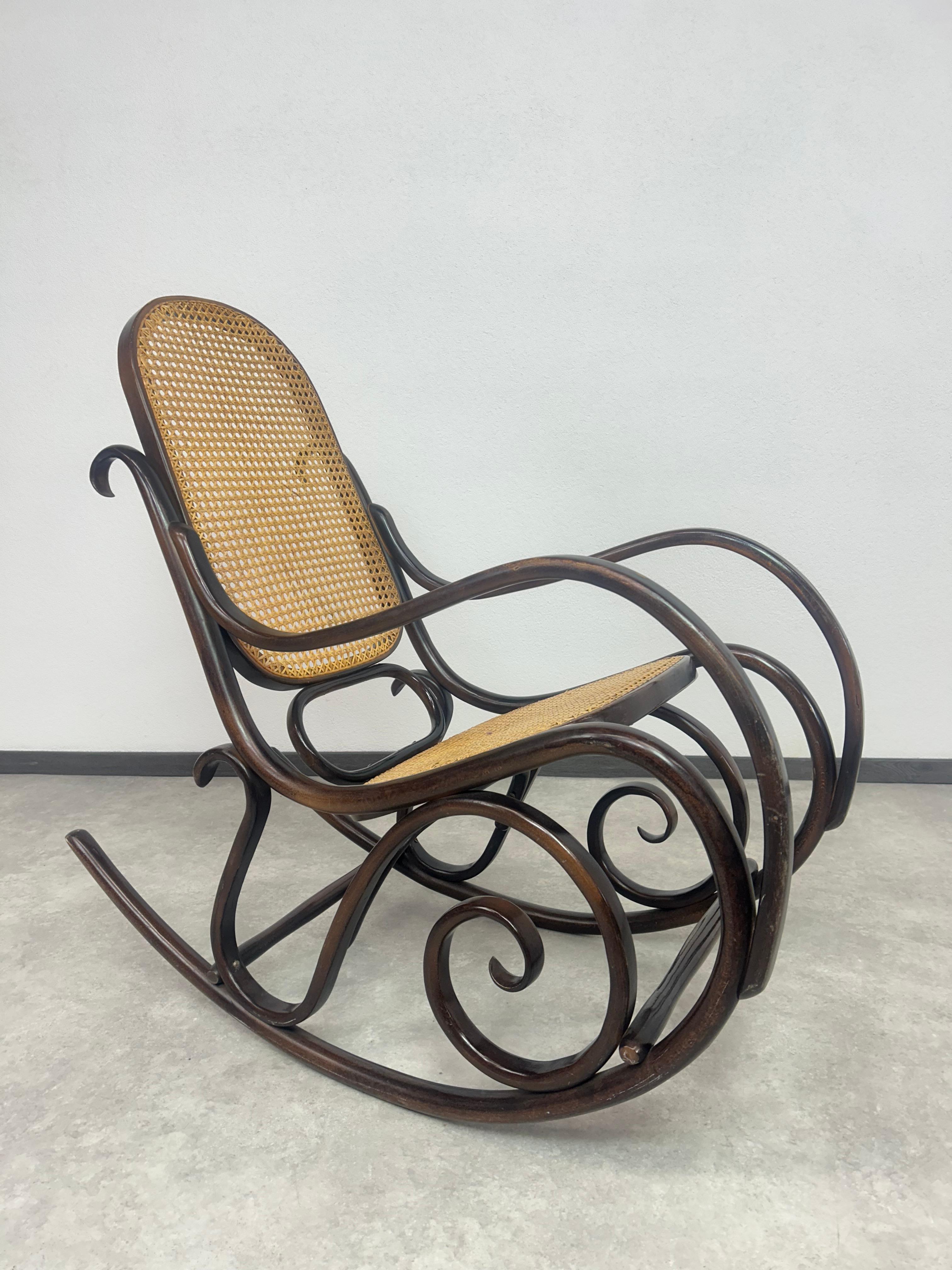 Bentwood rocking chair by Thonet in excellent original codnition.