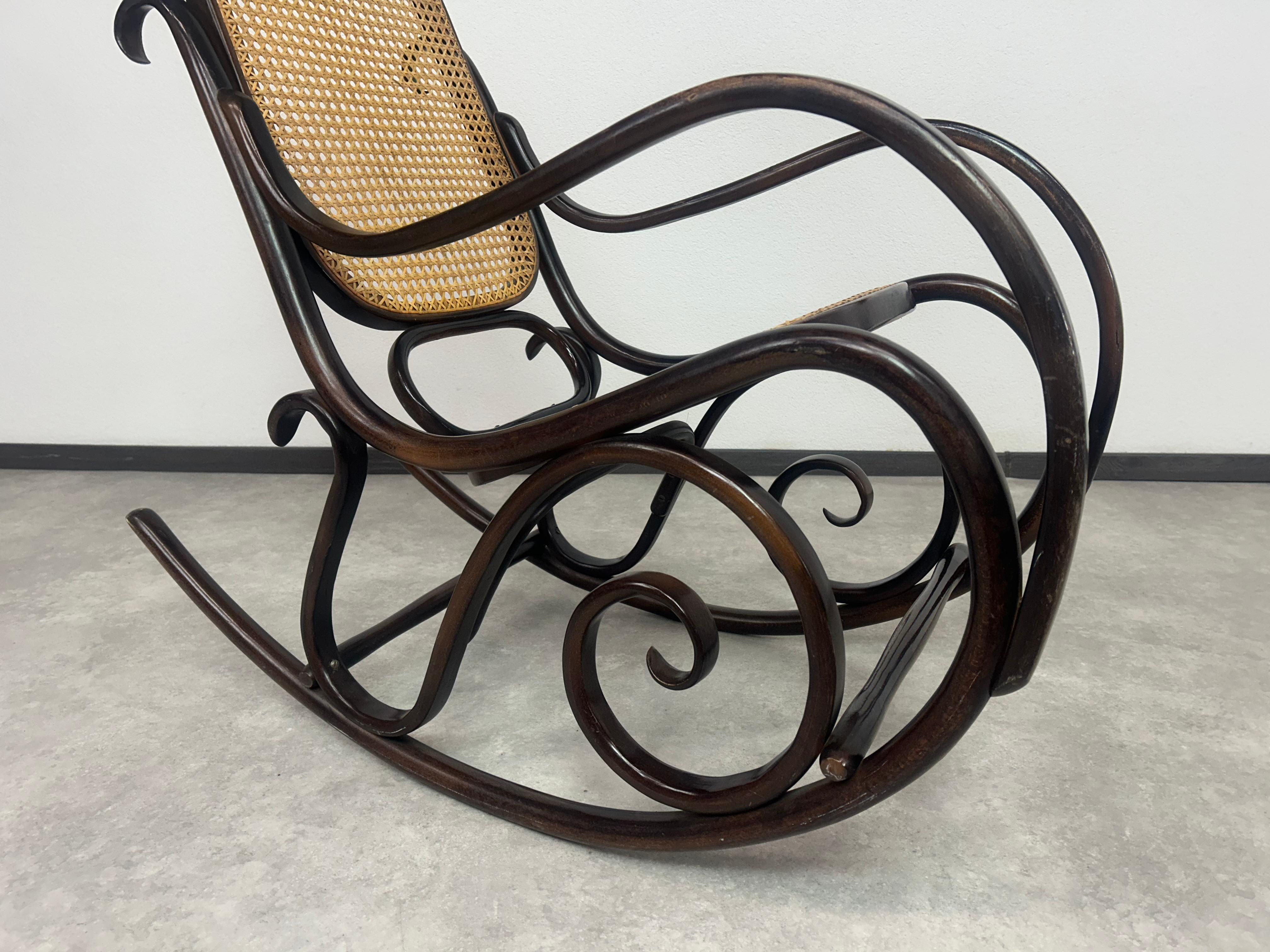 Art Déco Bentwood rocking chair by Thonet in vendita