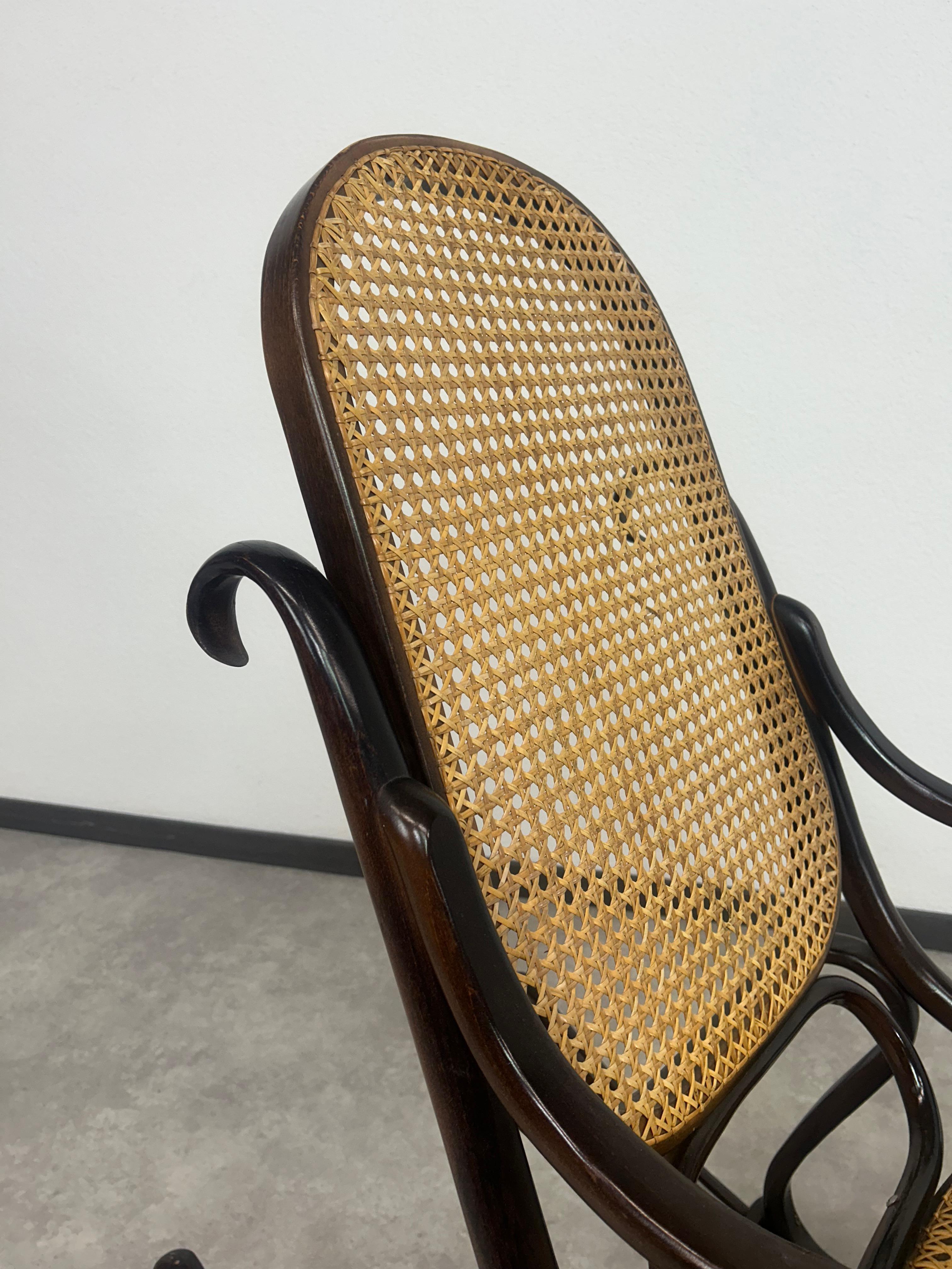 Austriaco Bentwood rocking chair by Thonet in vendita