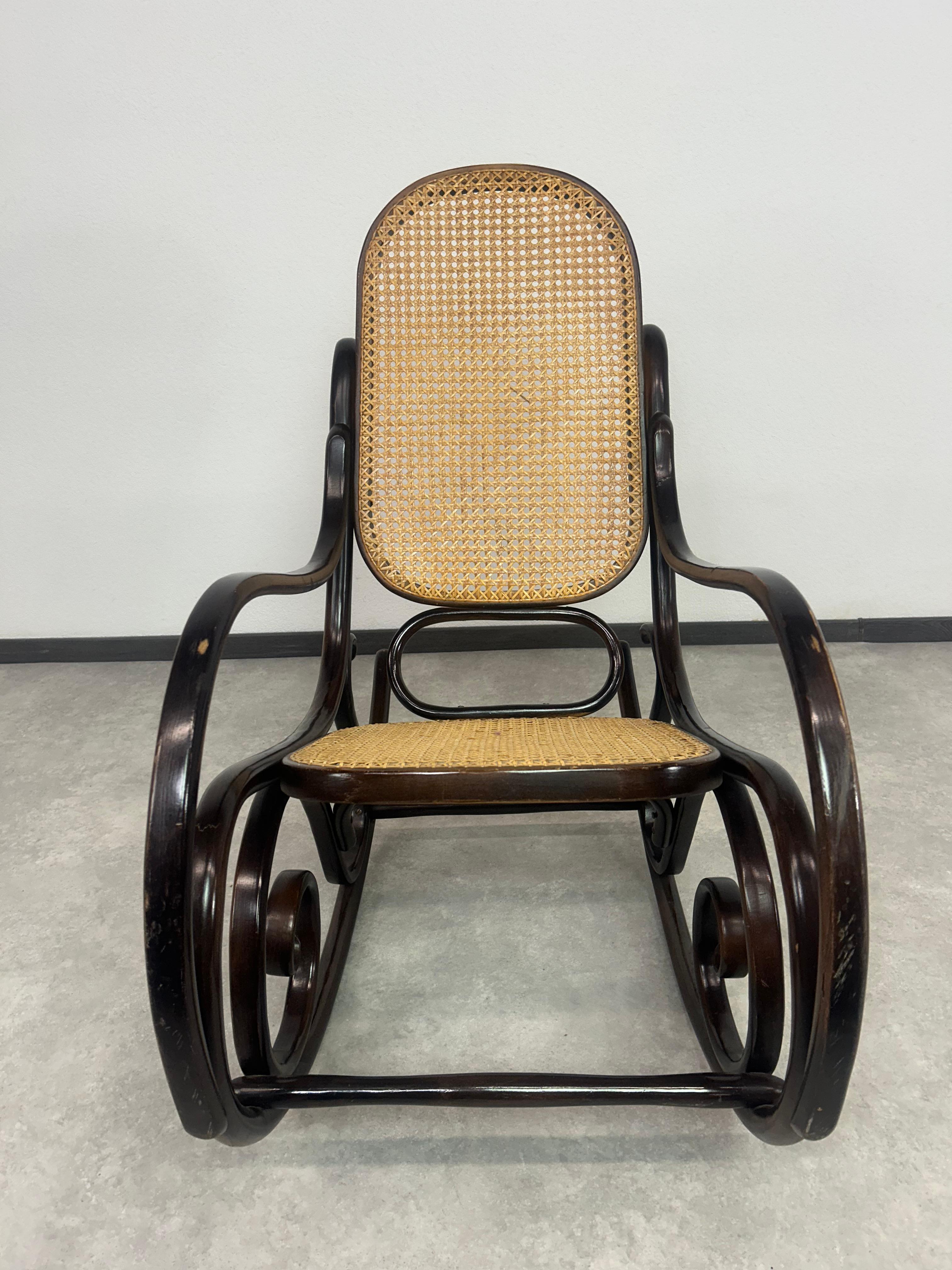 Bentwood rocking chair by Thonet In condizioni ottime in vendita a Banská Štiavnica, SK