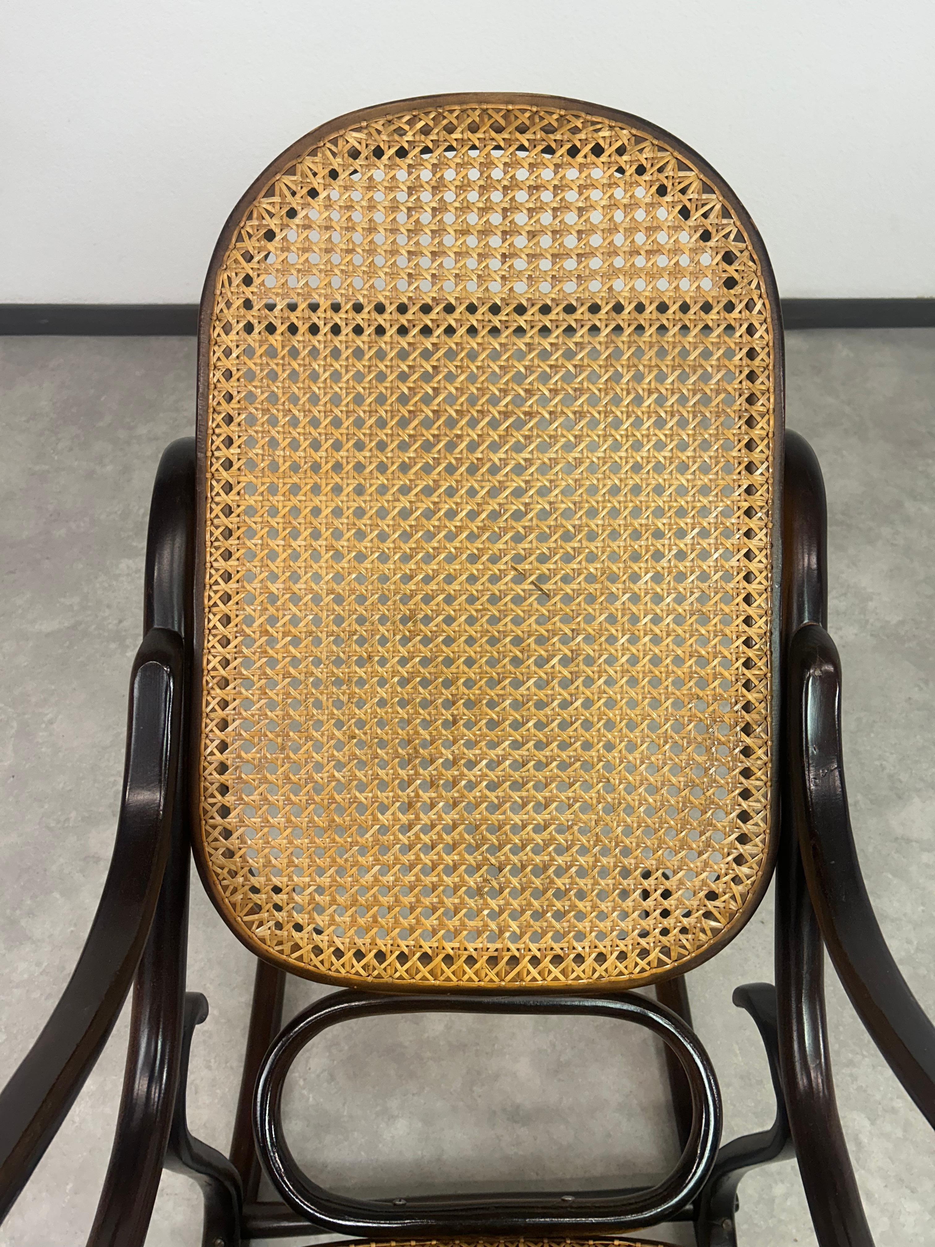 Rattan Bentwood rocking chair by Thonet in vendita