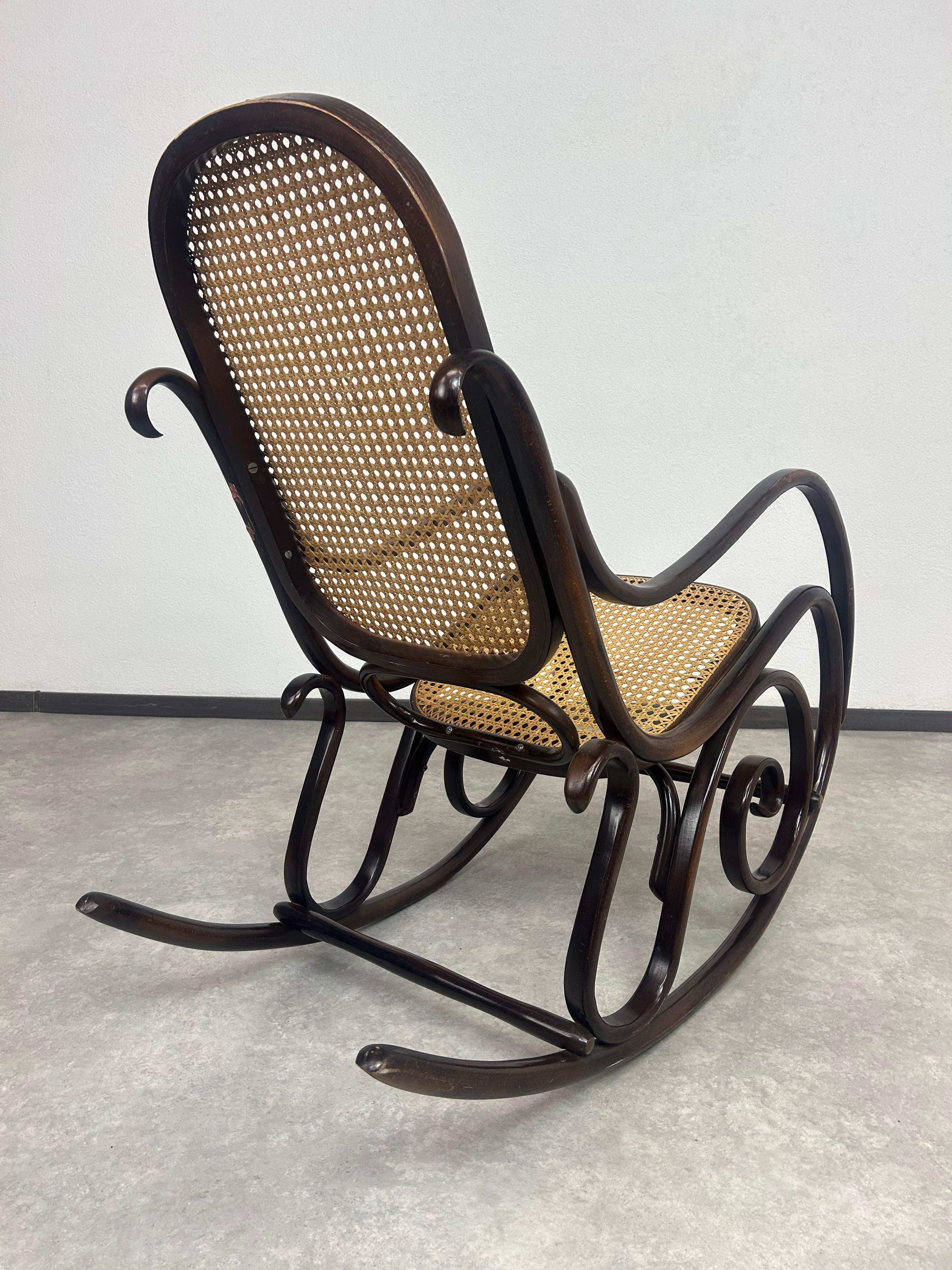 Bentwood rocking chair by Thonet in vendita 1