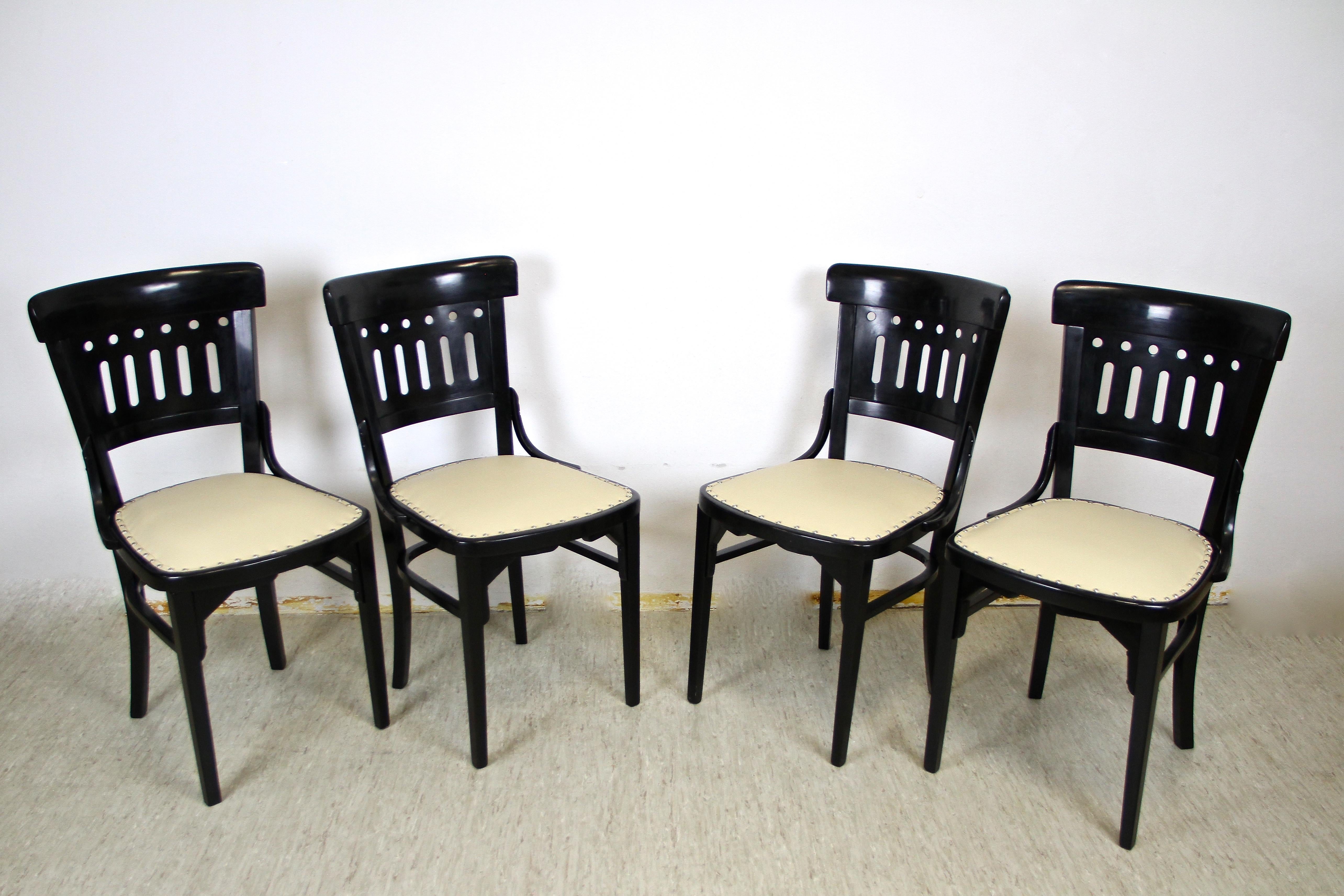 Bentwood Seating Set/ Salon Suite with Round Thonet Table, Austria, circa 1910 For Sale 7