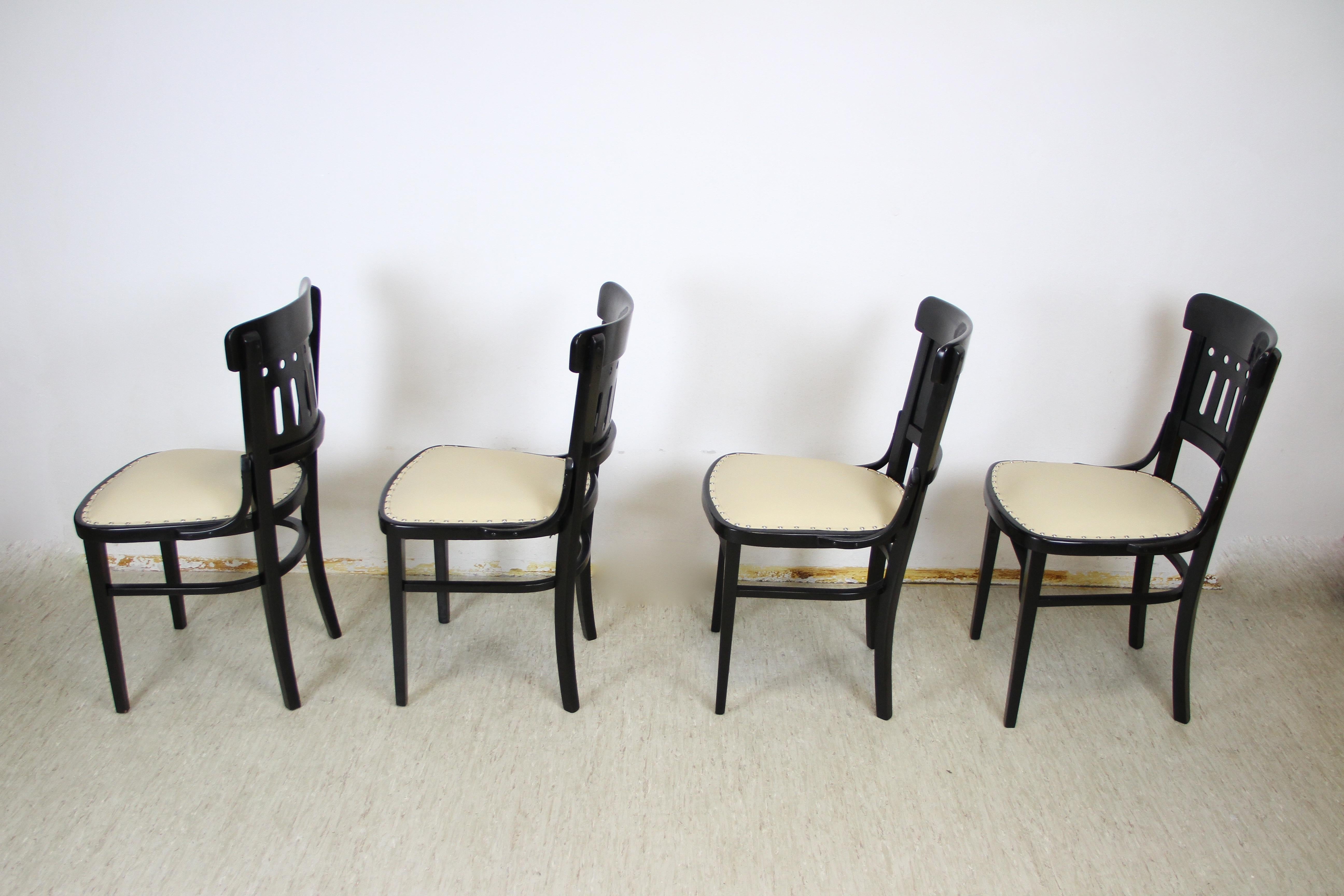 Bentwood Seating Set/ Salon Suite with Round Thonet Table, Austria, circa 1910 For Sale 10