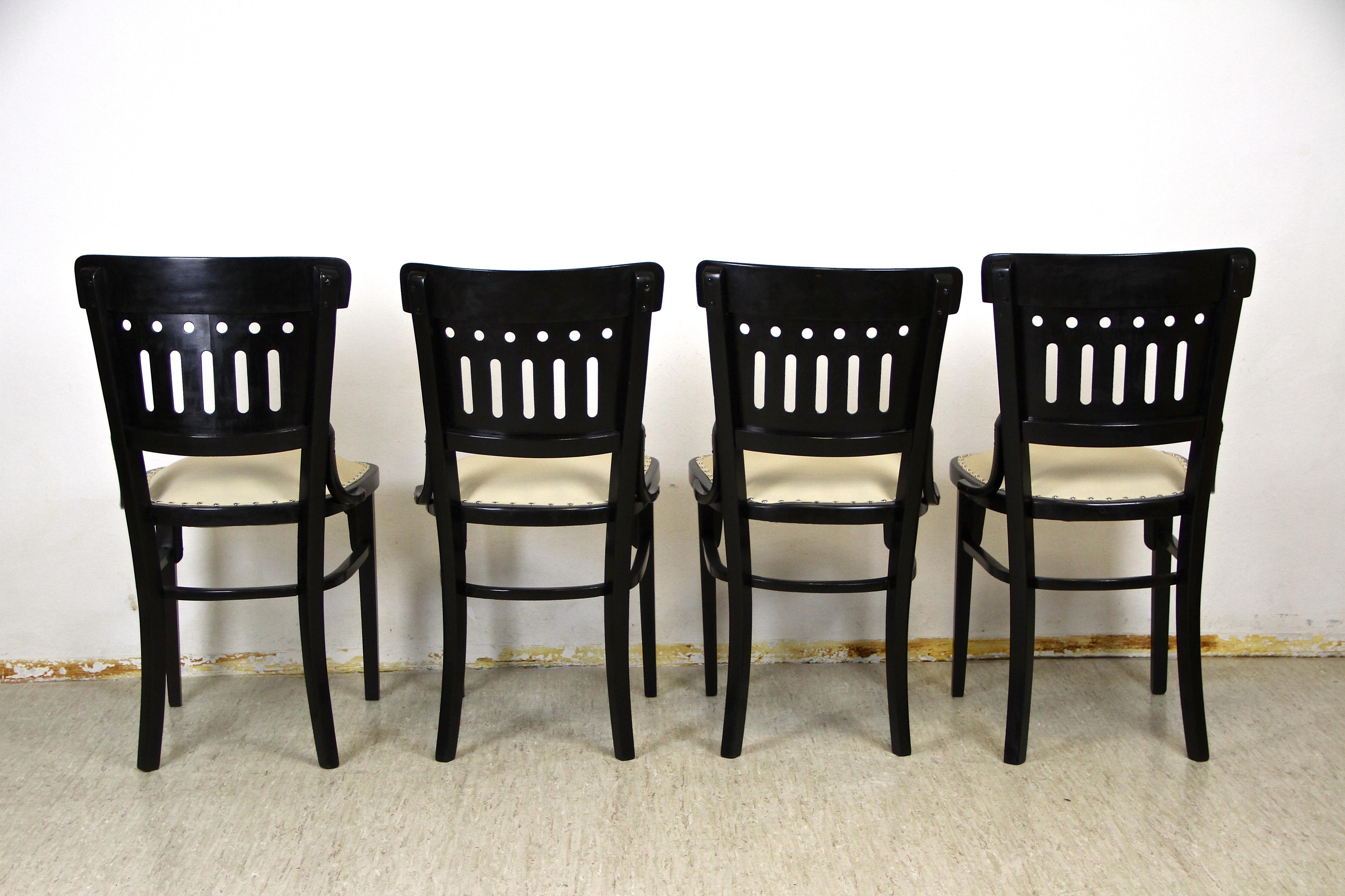Bentwood Seating Set/ Salon Suite with Round Thonet Table, Austria, circa 1910 For Sale 11