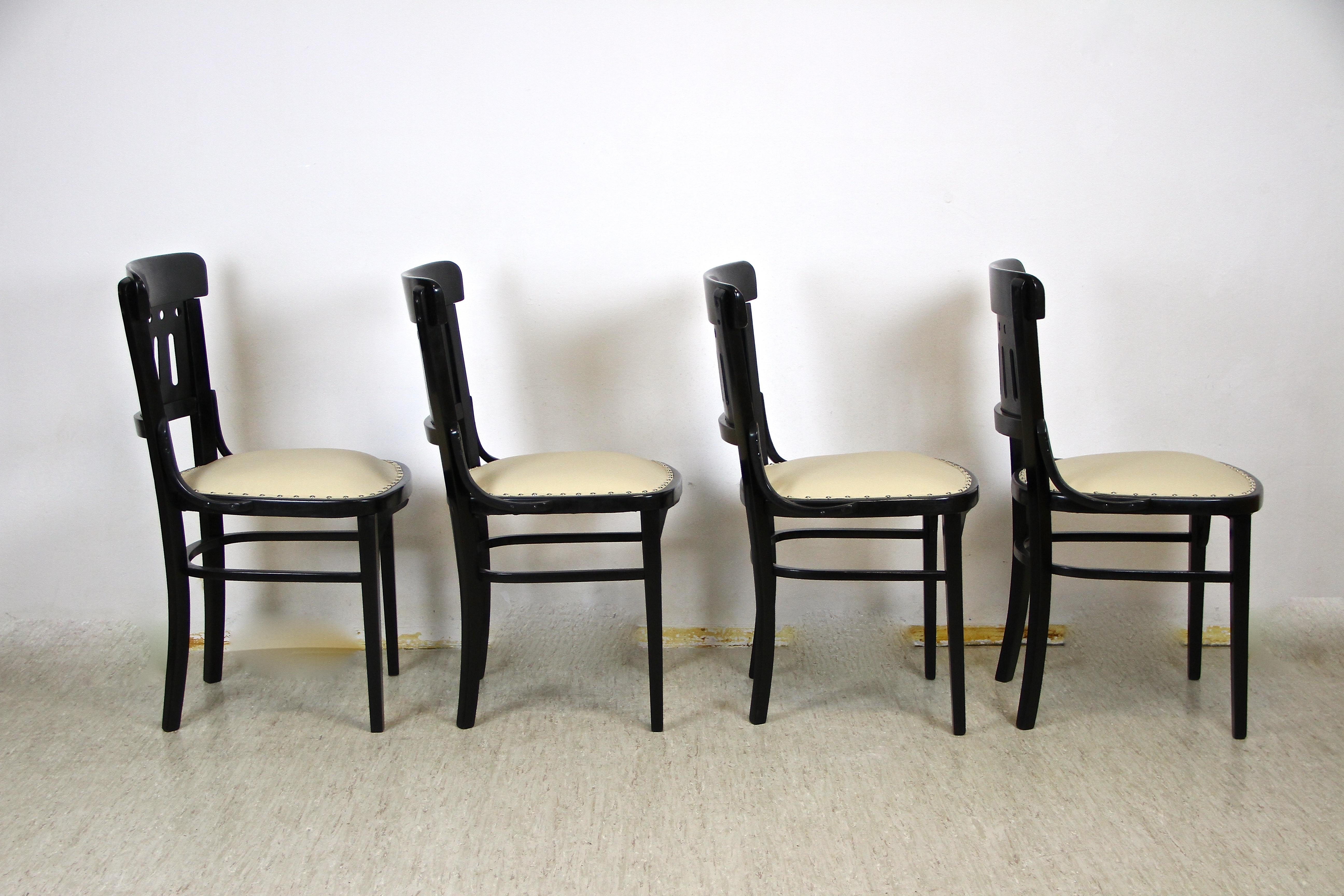 Bentwood Seating Set/ Salon Suite with Round Thonet Table, Austria, circa 1910 For Sale 12