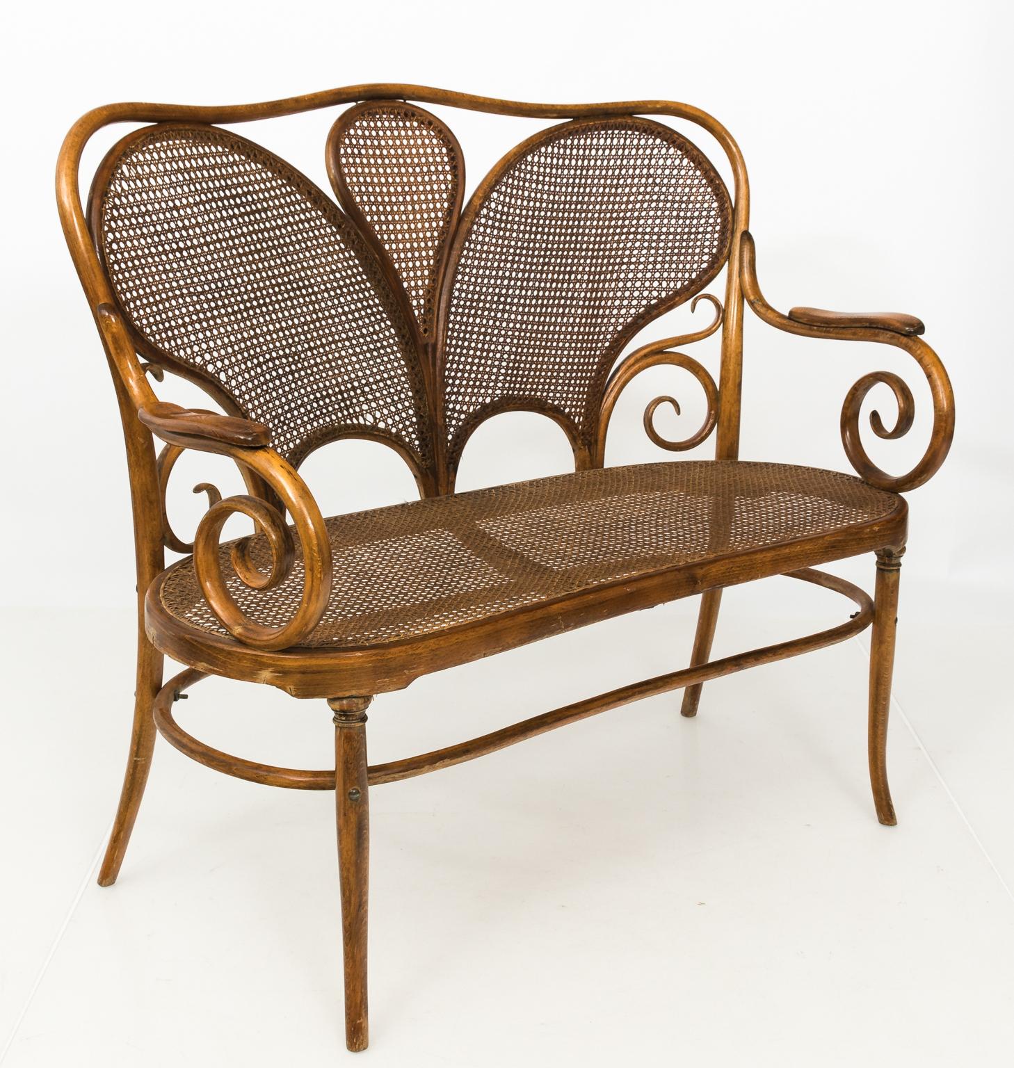 Bentwood Settee in the Manner of Michael Thonet In Good Condition In Stamford, CT