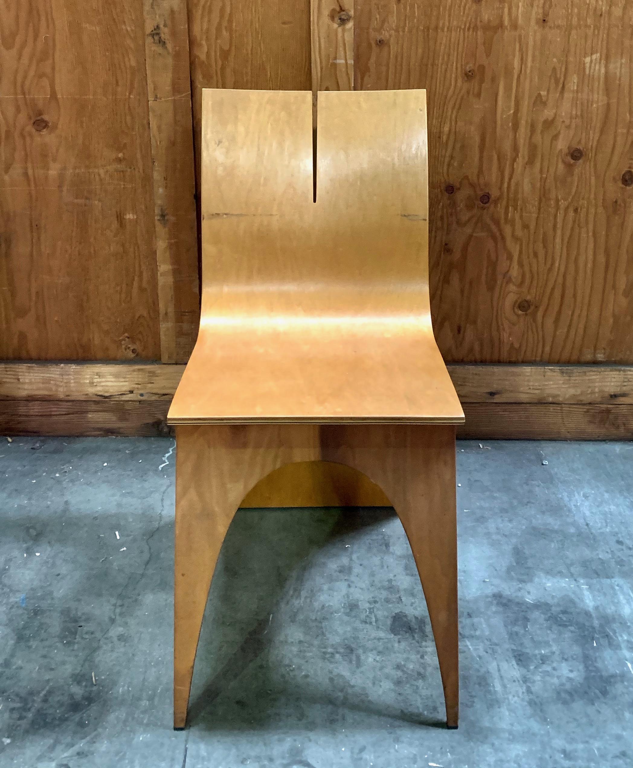 Silhouette élégante pour cette chaise d'appoint d'inspiration Prouvé, en bois courbé blanchi, idéale pour une entrée ou une pièce d'appoint.