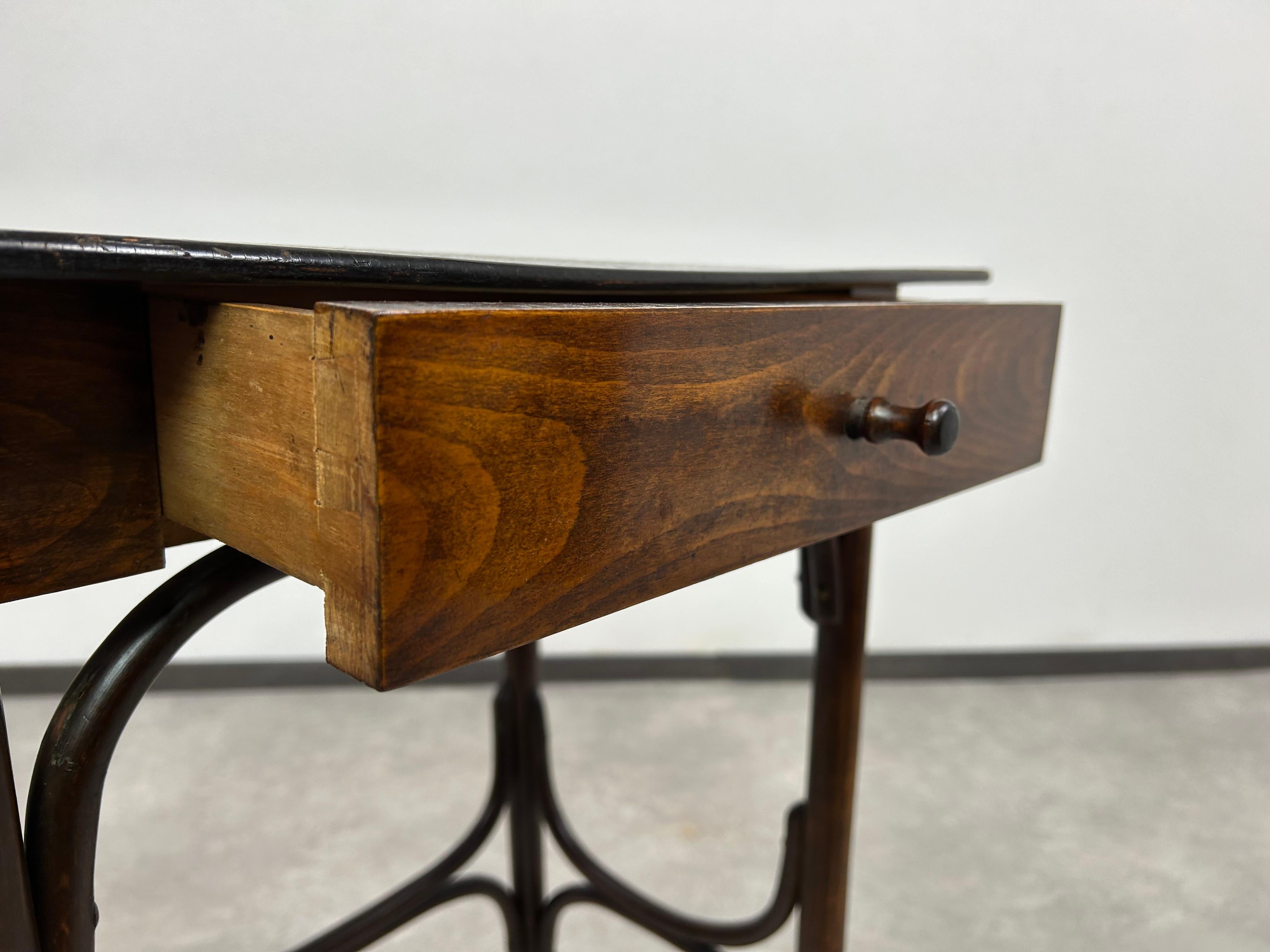 Bentwood side table by Thonet Debrecen For Sale 3