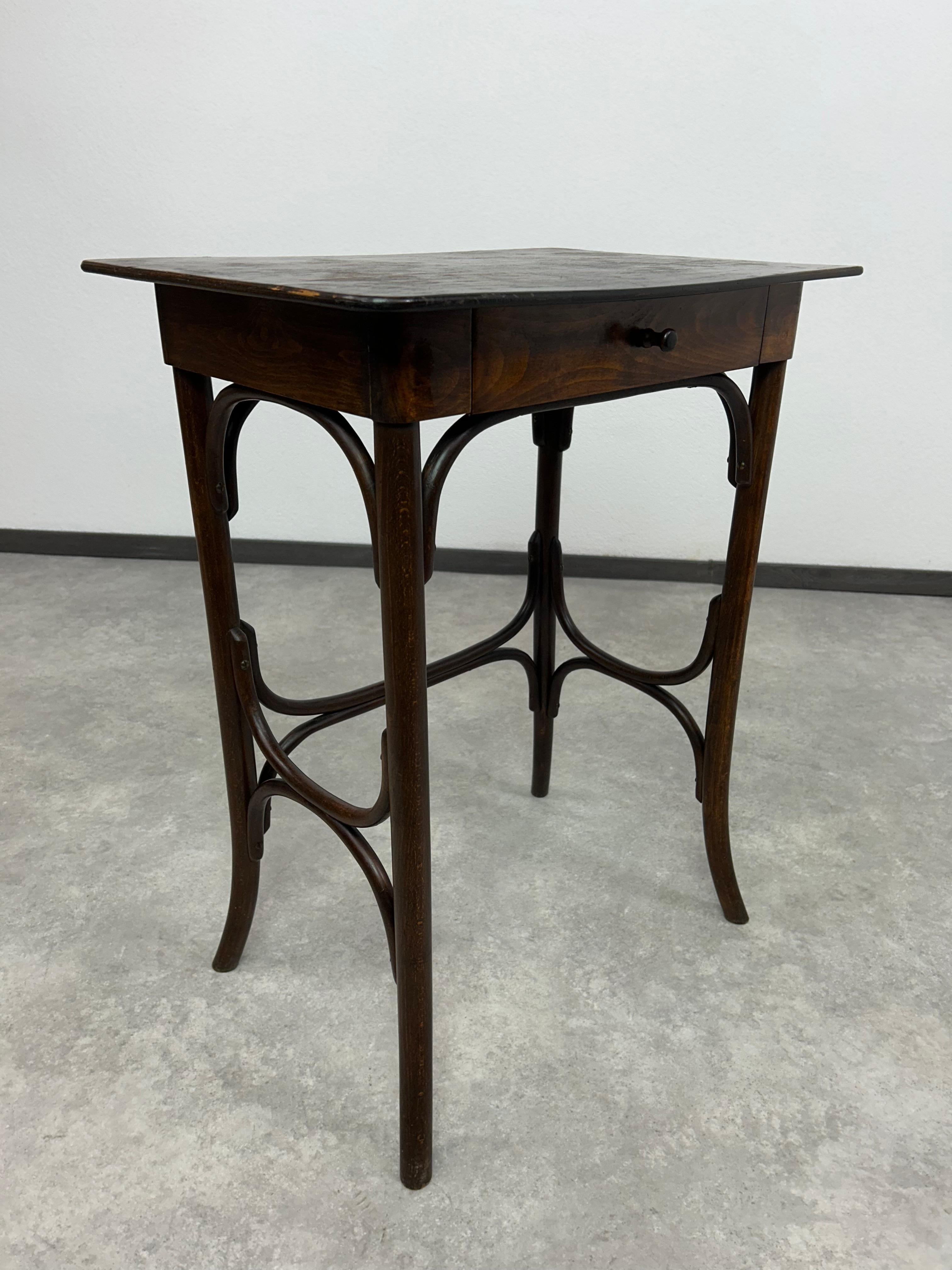 Art Deco Bentwood side table by Thonet Debrecen For Sale