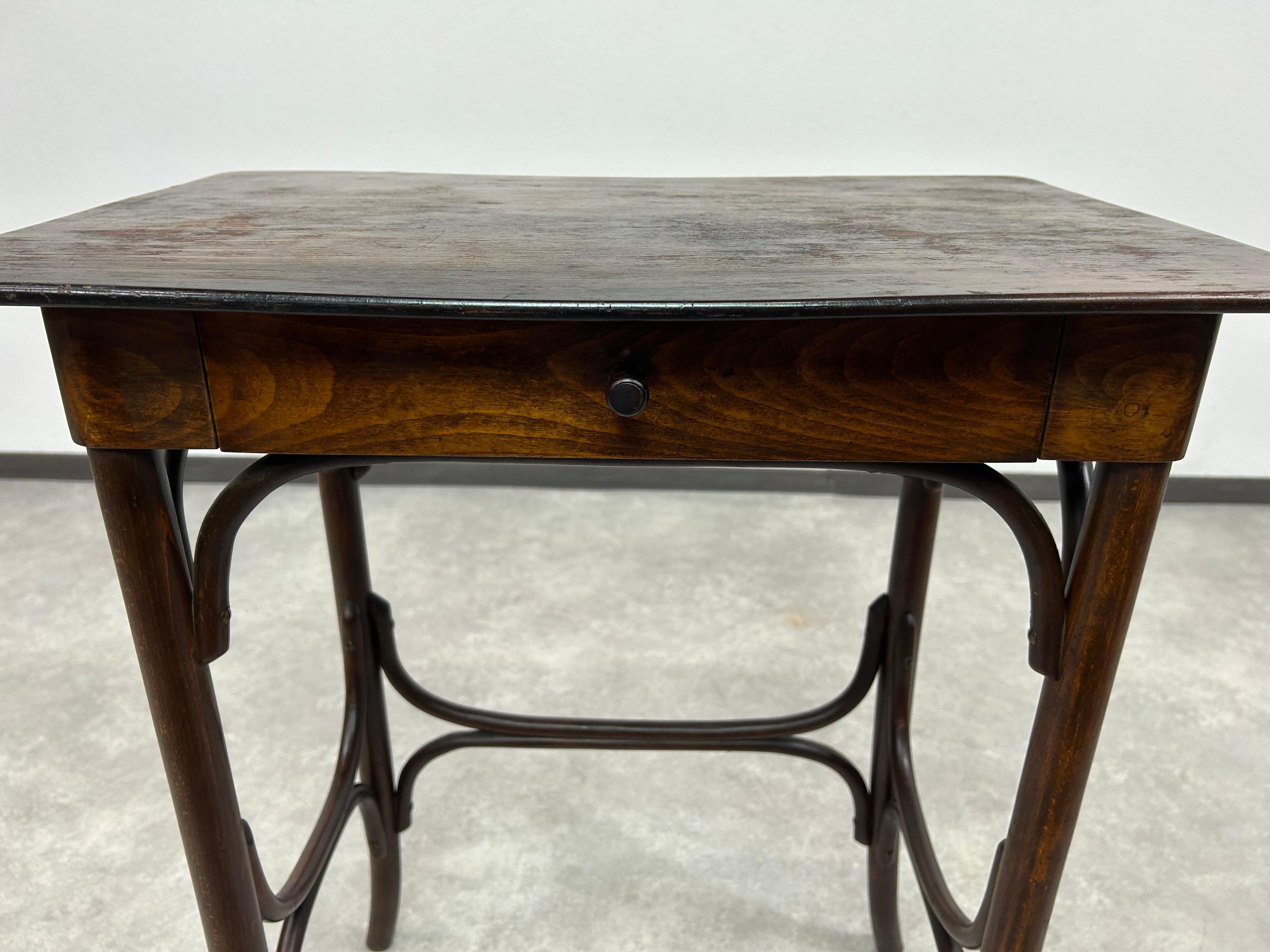 Beech Bentwood side table by Thonet Debrecen For Sale