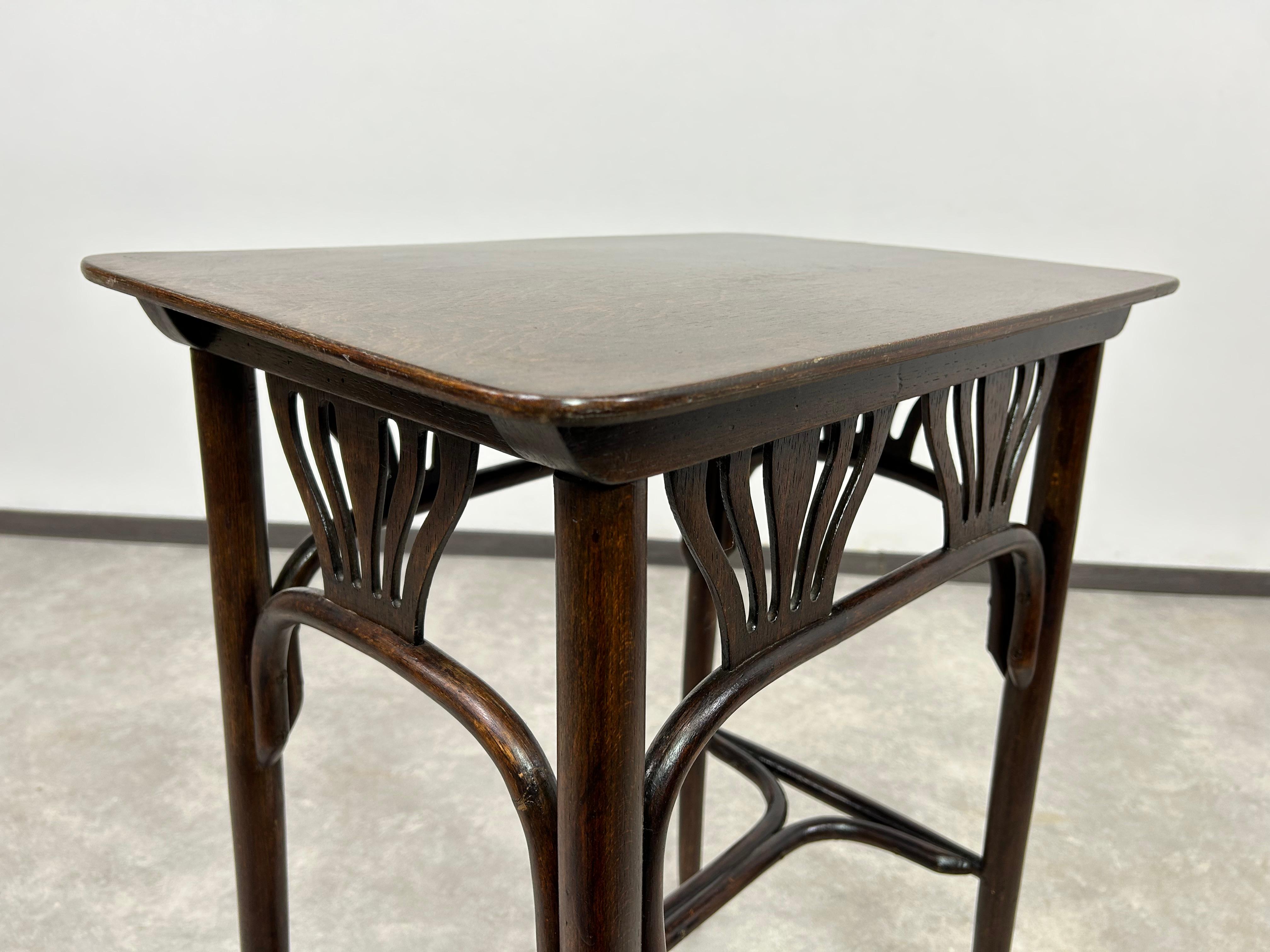 Bentwood side table by Thonet In Good Condition For Sale In Banská Štiavnica, SK
