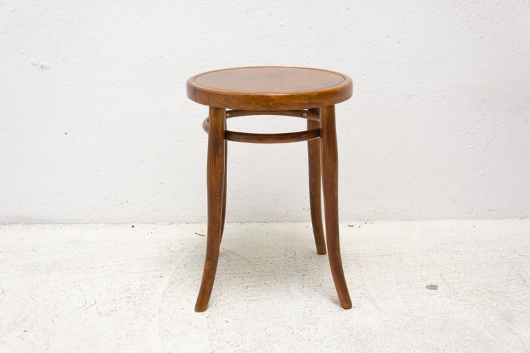 A classic bentwood stool from the 1920´s. The circular stool is made from beech, with an plywood seat top. The stool was obviously made by Thonet or Fischel but is no longer marked. In very good condition, after renovation.
 

Measures: Height:
