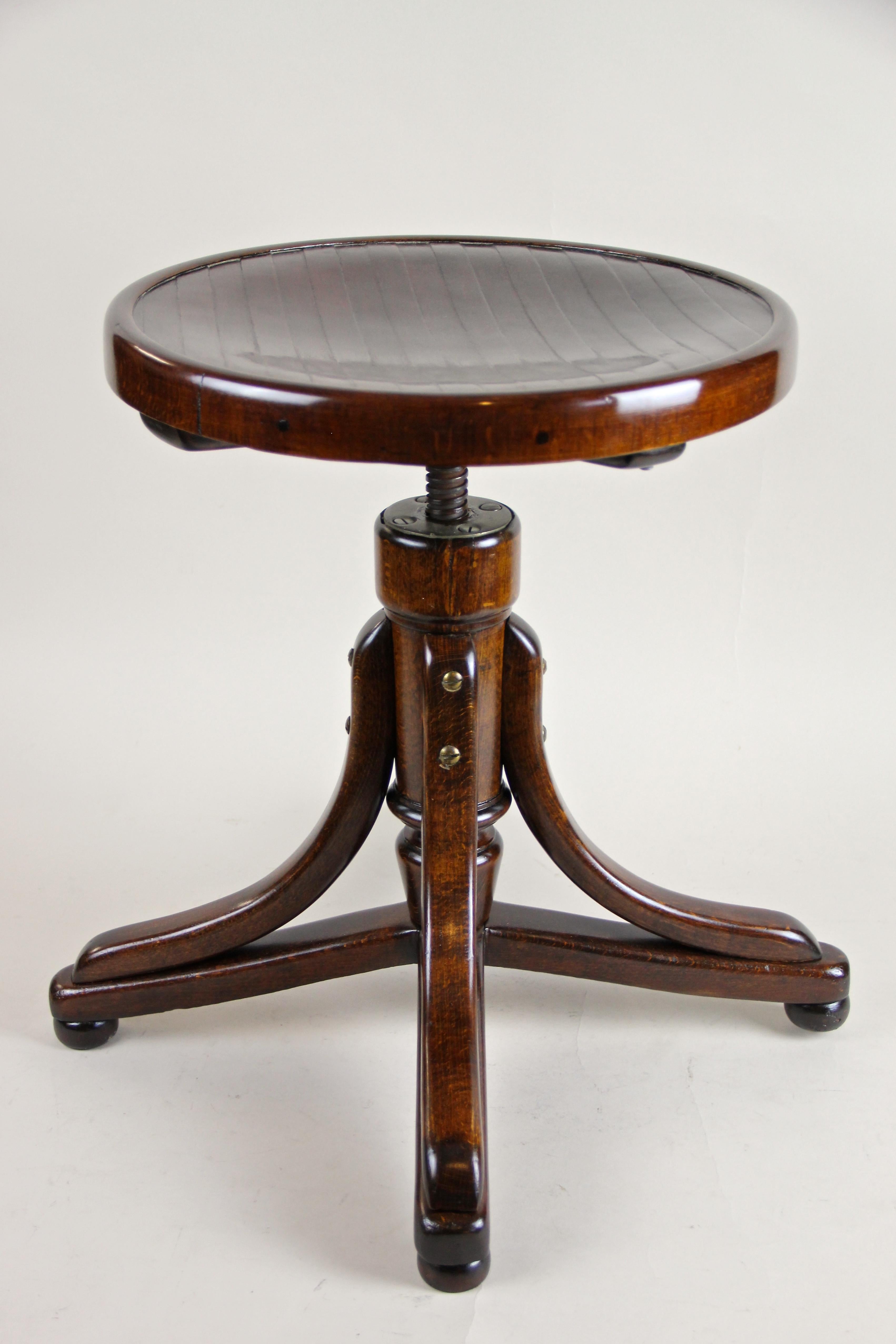 Bentwood Stool Height Adjustable by J&J Kohn, Austria, circa 1910 In Good Condition In Lichtenberg, AT
