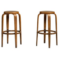 Taburetes de madera curvada, Inglaterra circa 1950